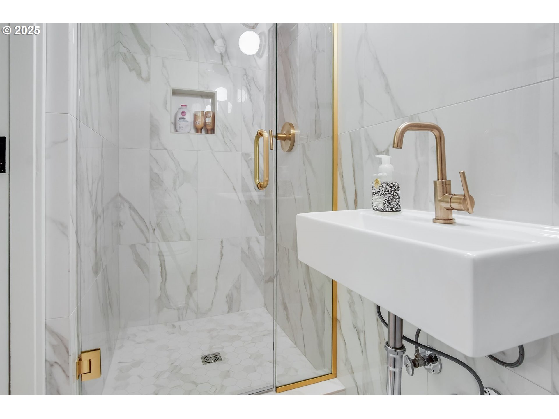 2933 SW FAIRVIEW BLVD