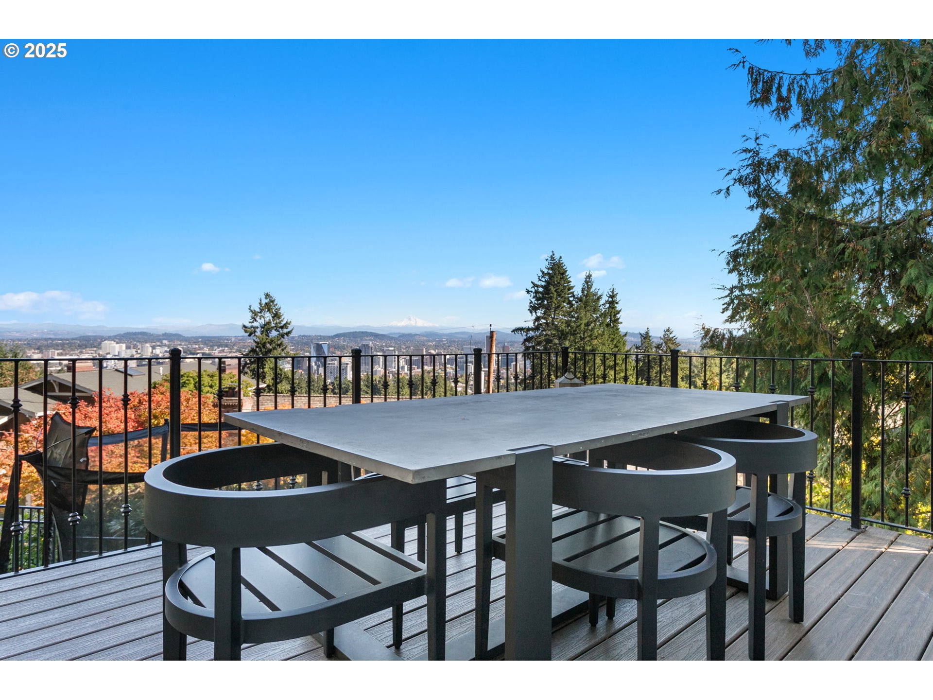 2933 SW FAIRVIEW BLVD