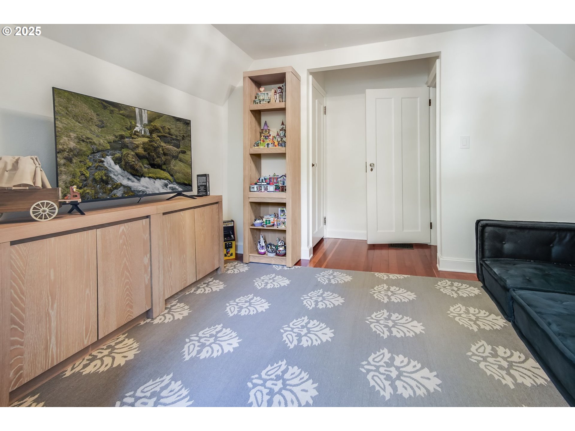 2933 SW FAIRVIEW BLVD