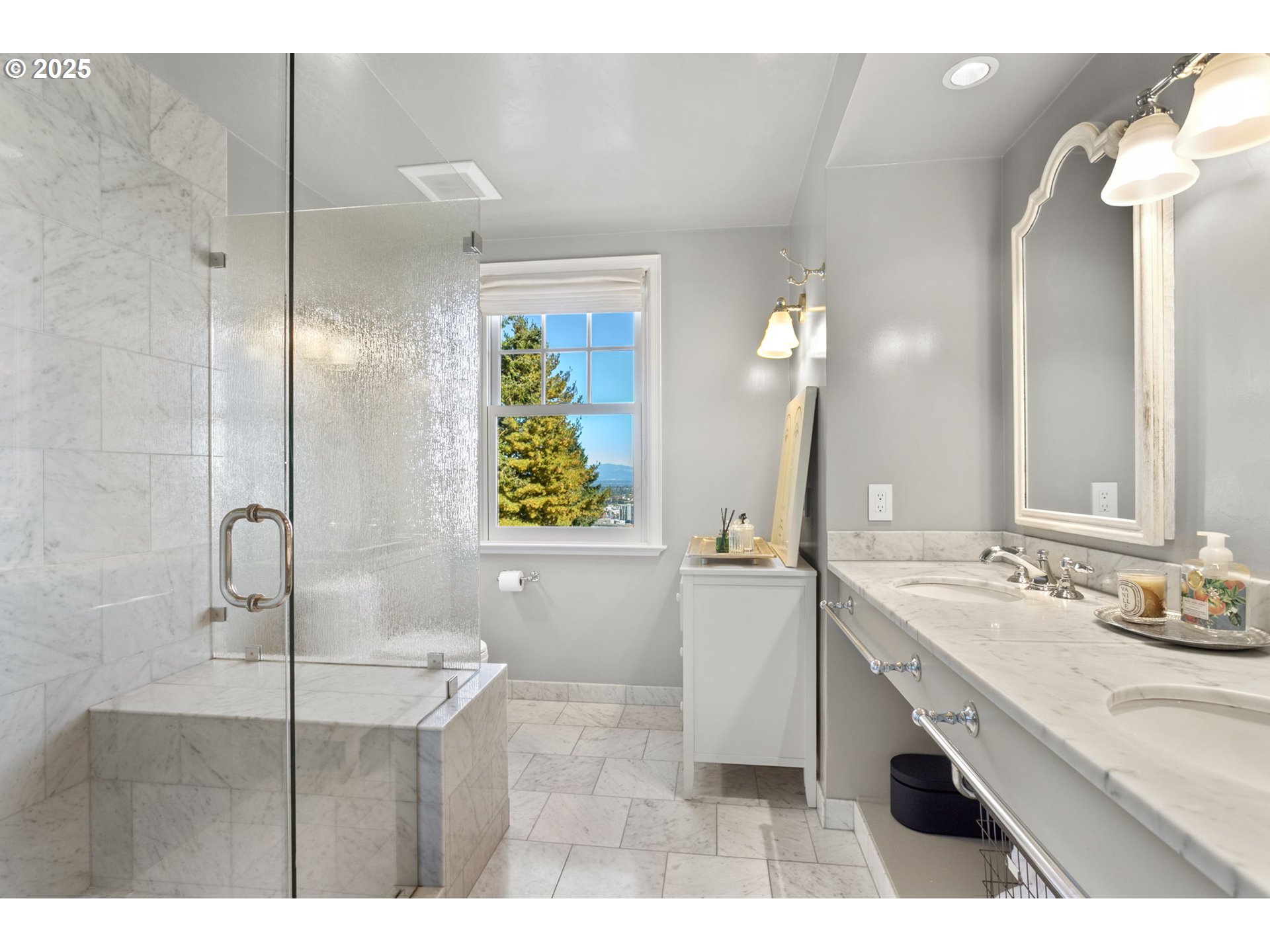 2933 SW FAIRVIEW BLVD