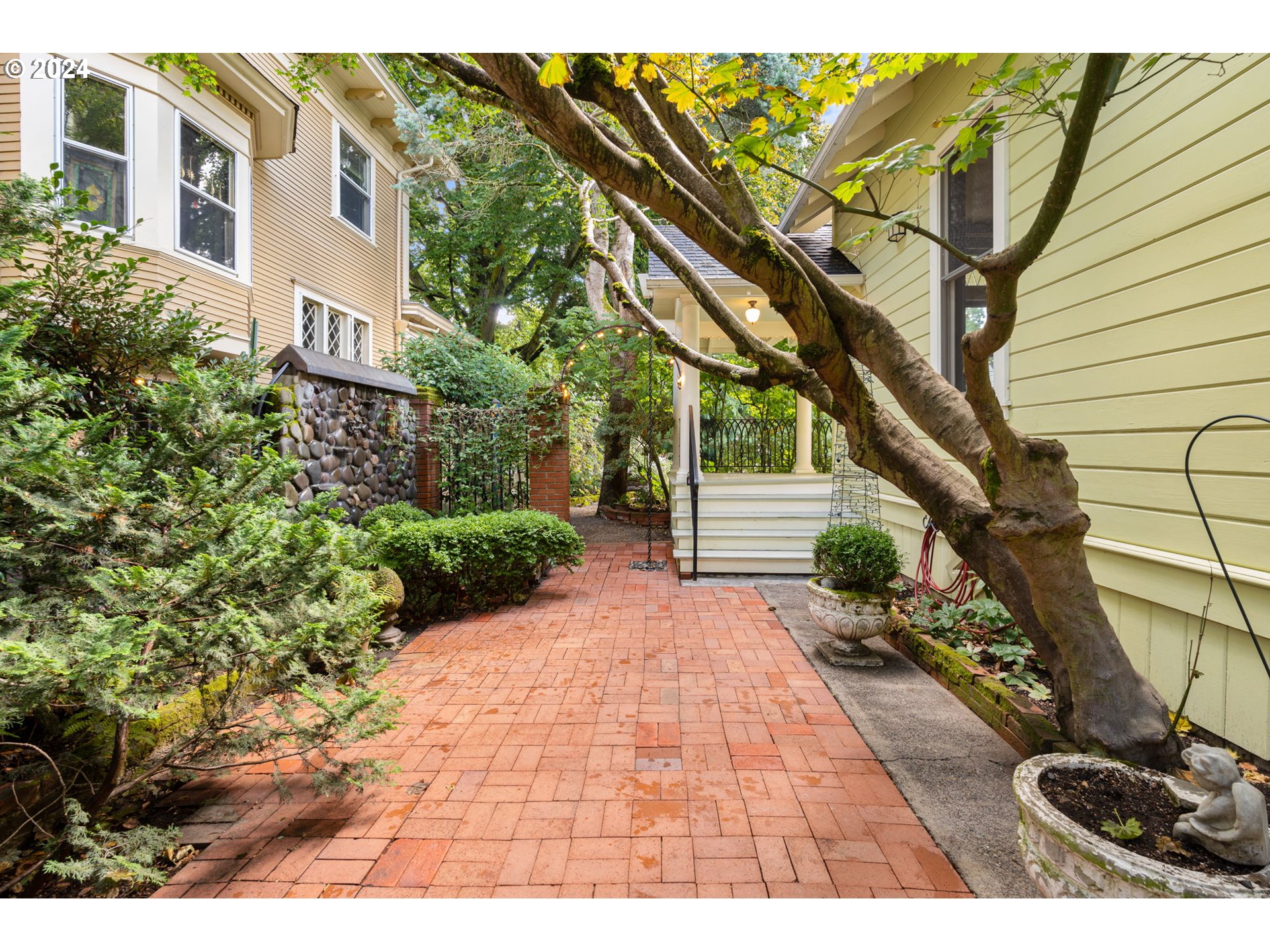 2225 NE 15TH AVE