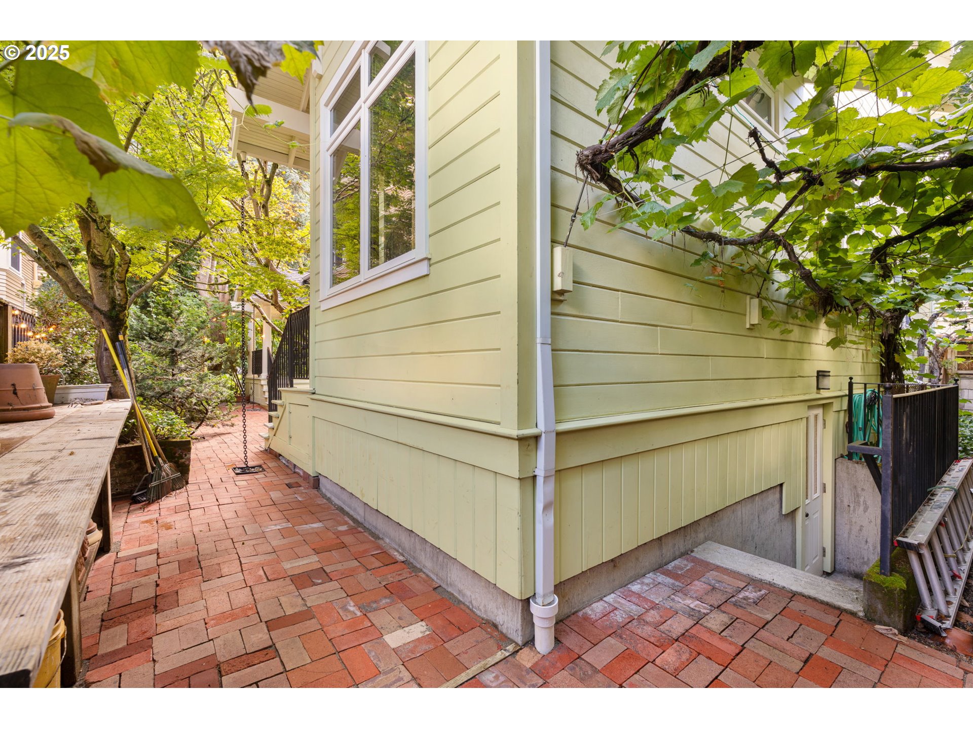 2225 NE 15TH AVE