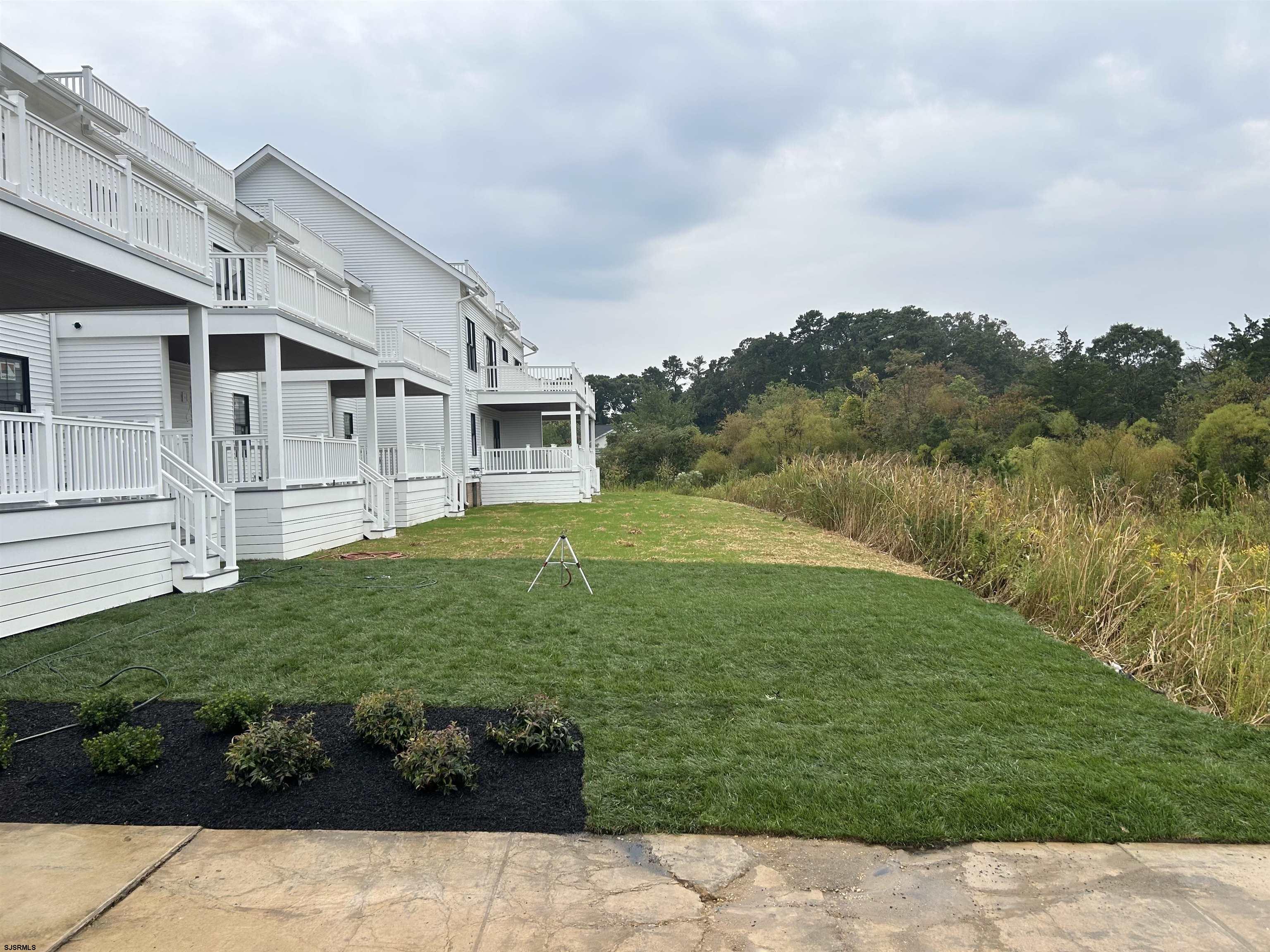 16 Creek Ln