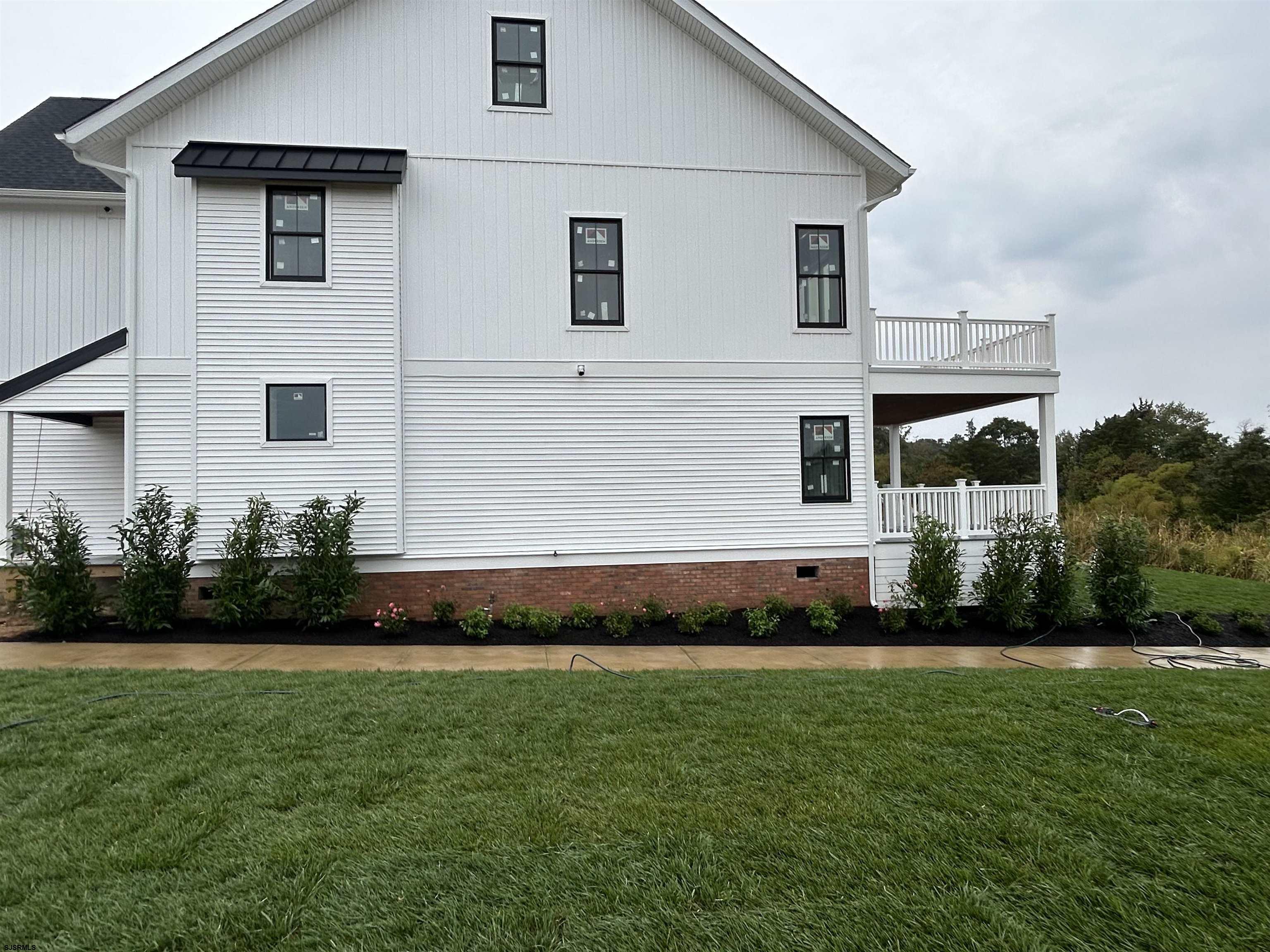 16 Creek Ln