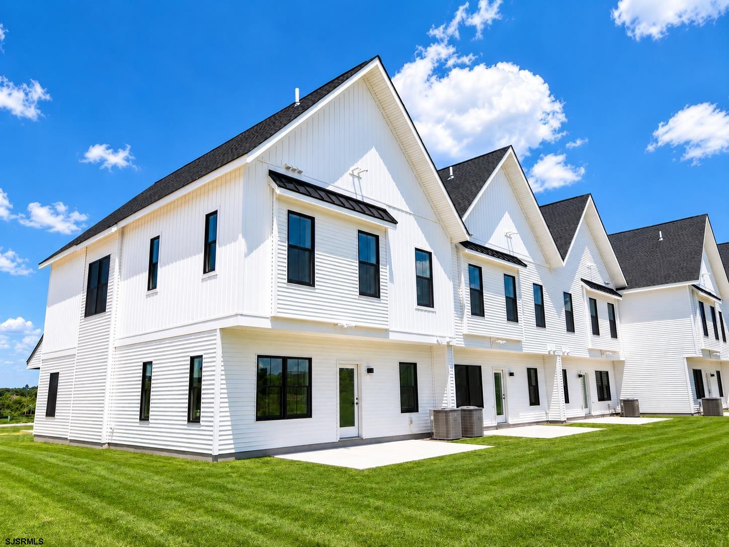 27 Creek Ln