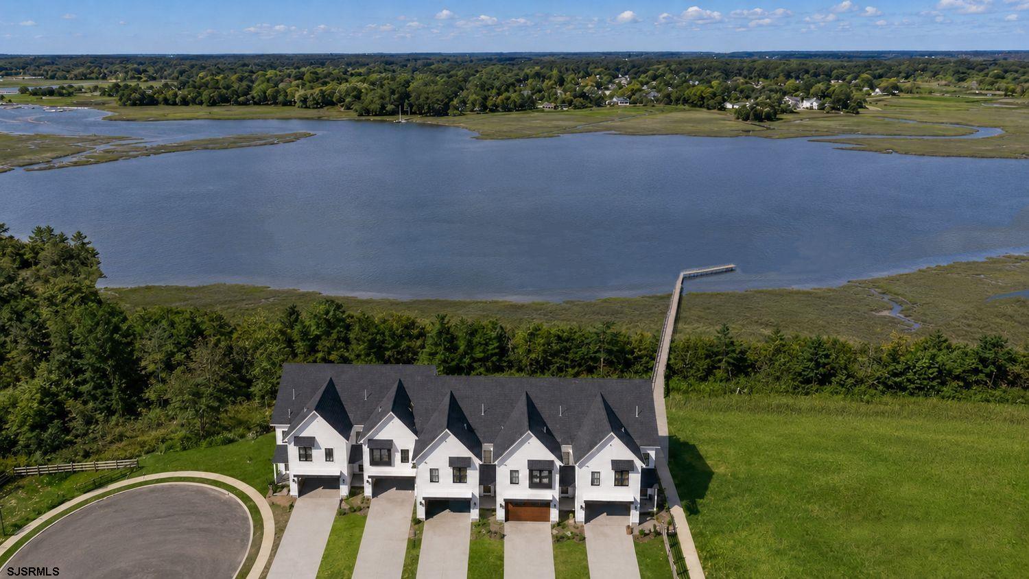 19 Creek Ln