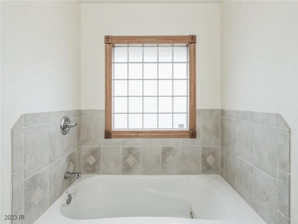 225 9th Street NW