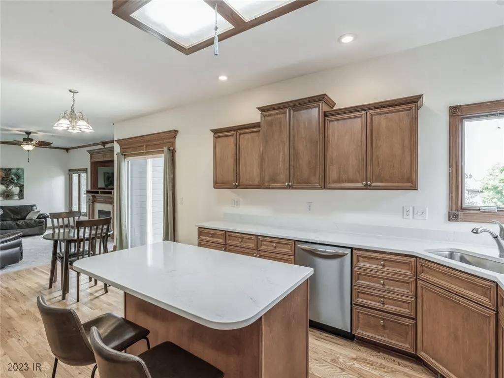 225 9th Street NW