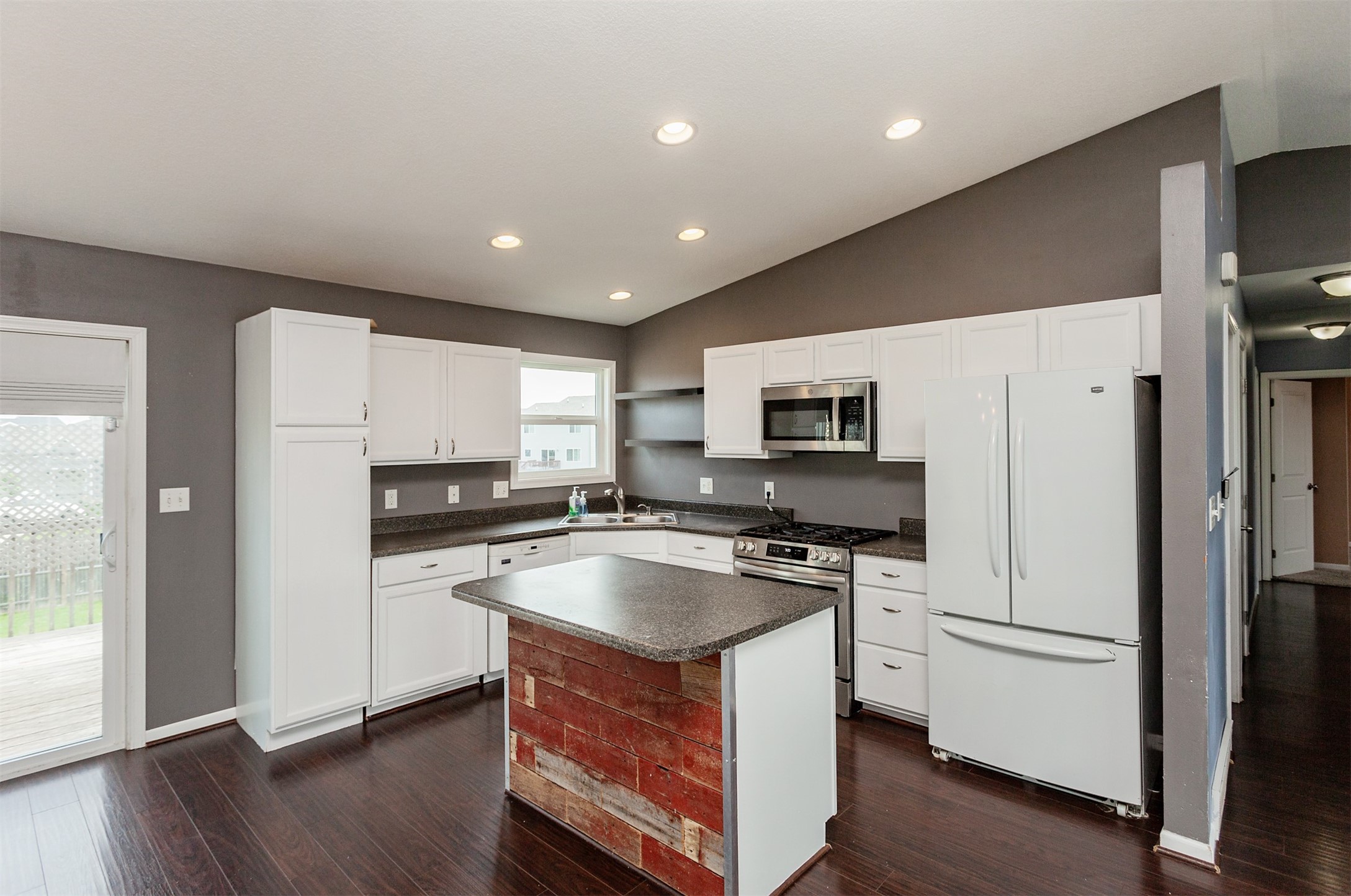 220 Tailfeather Drive NW