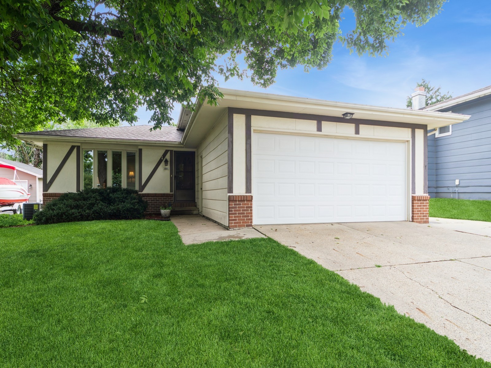401 NW Valley View Drive