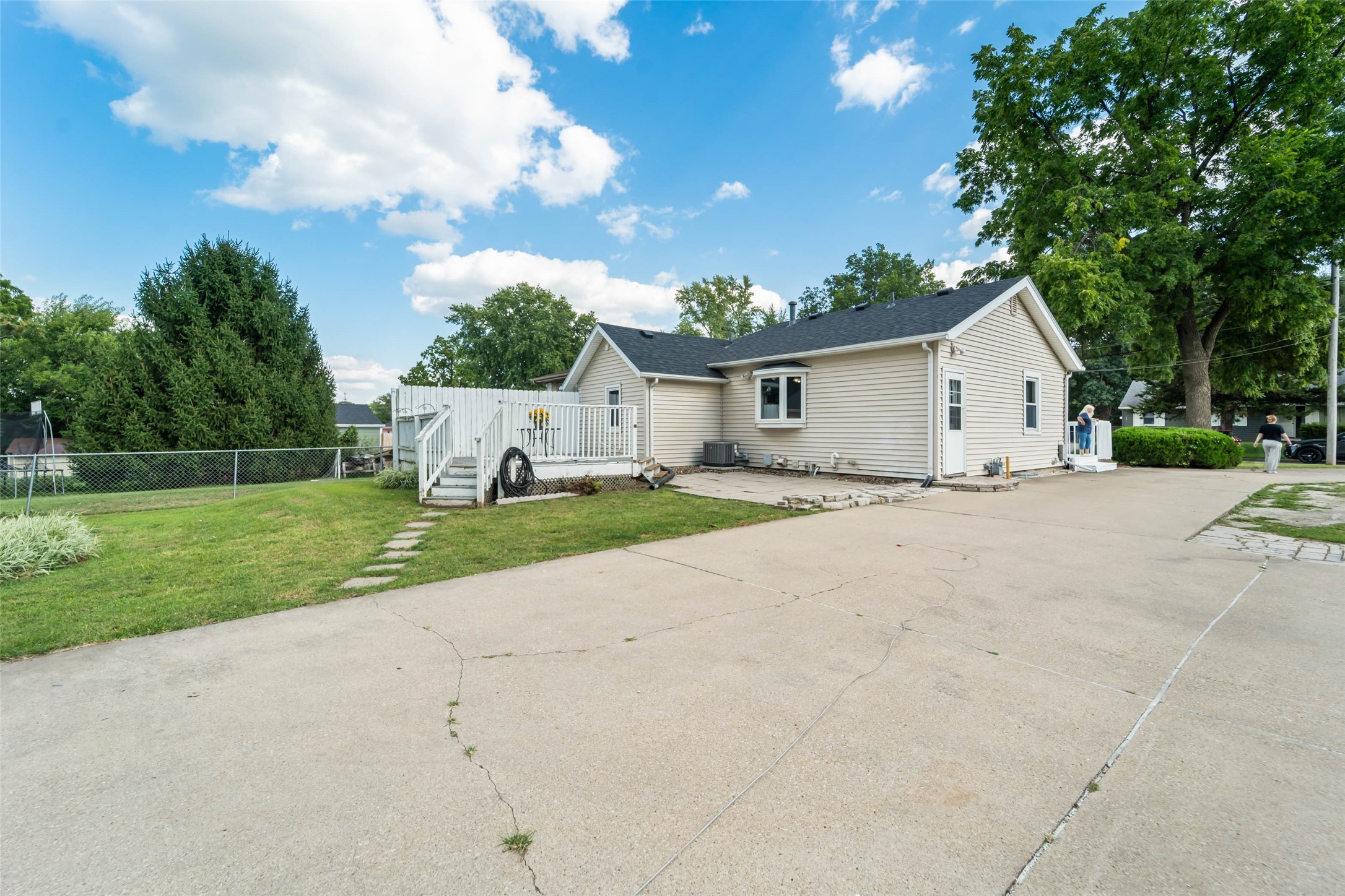 320 E Diehl Avenue