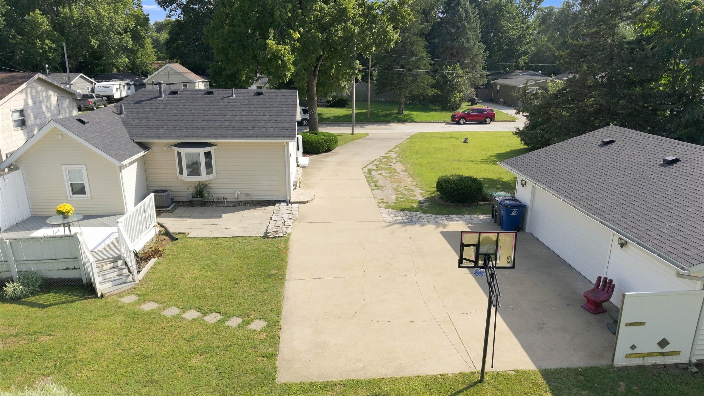 320 E Diehl Avenue