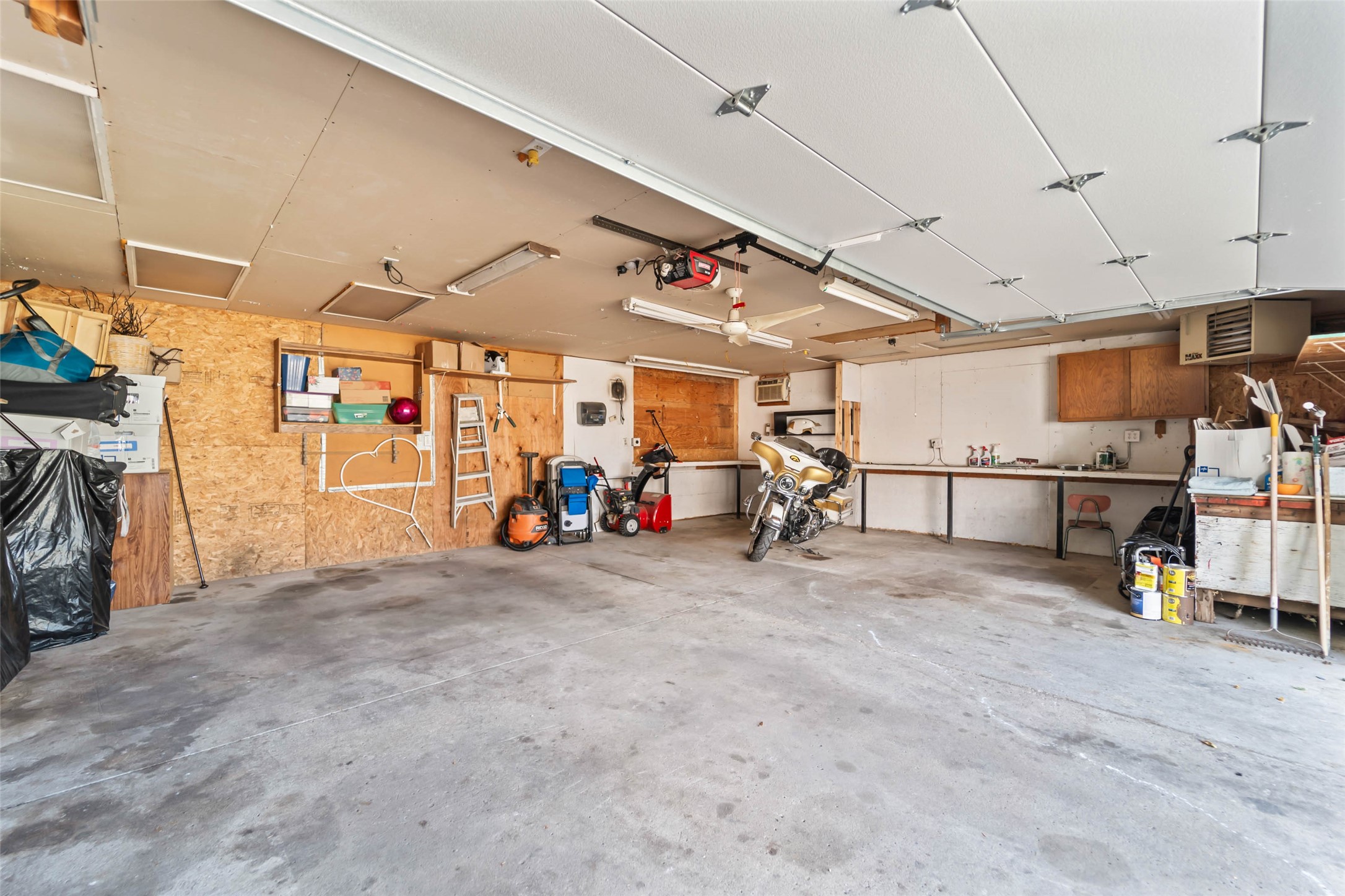 320 E Diehl Avenue