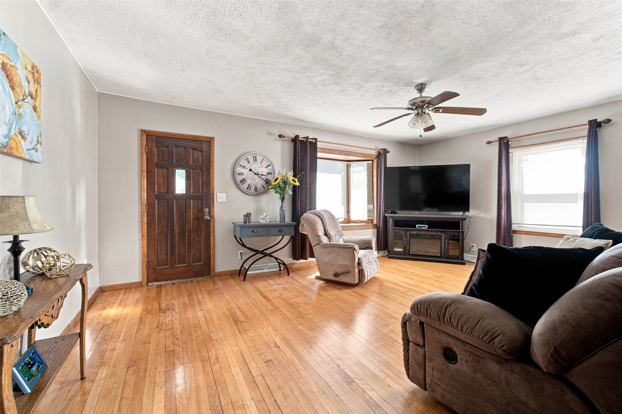 320 E Diehl Avenue