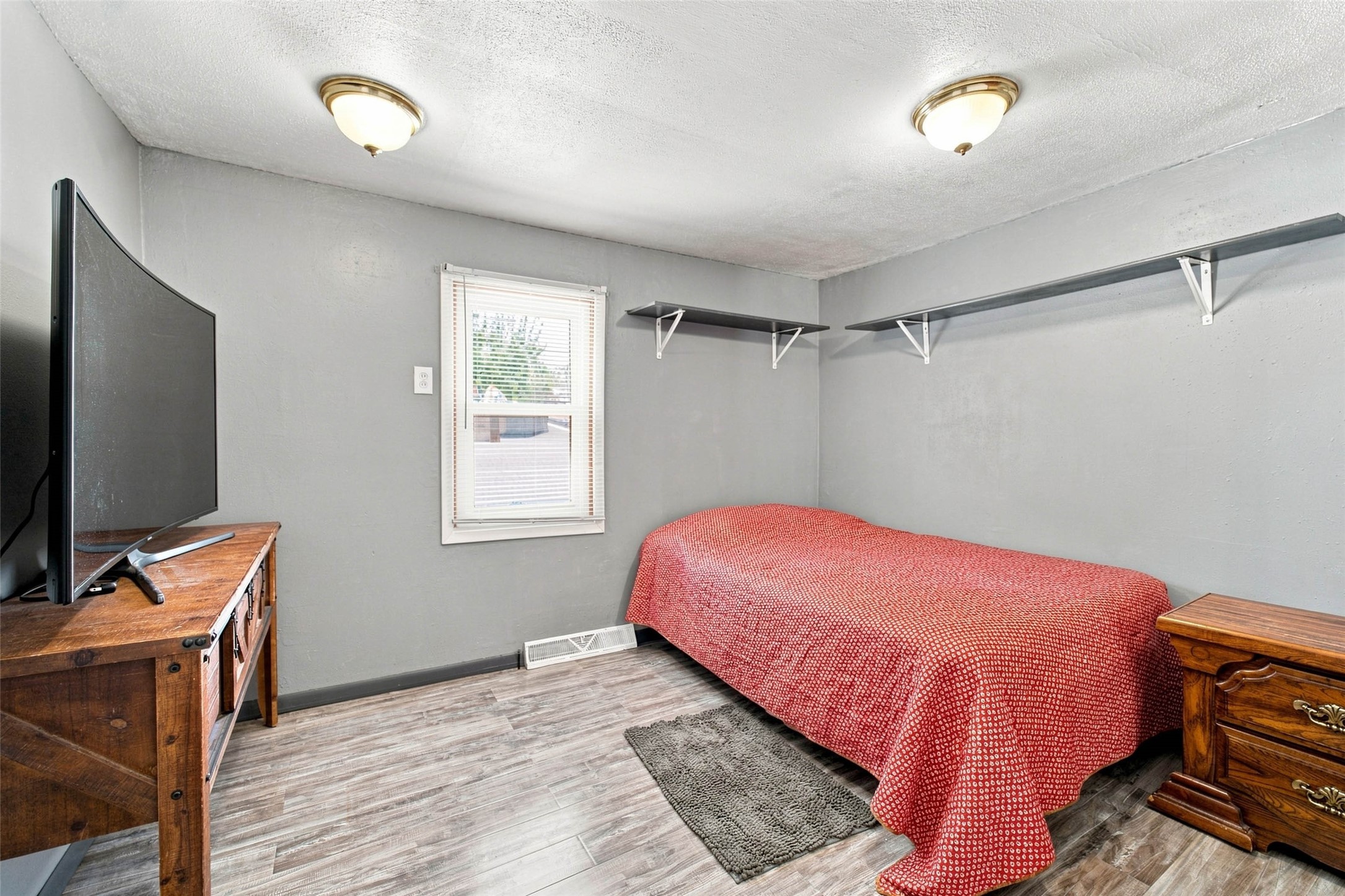 320 E Diehl Avenue