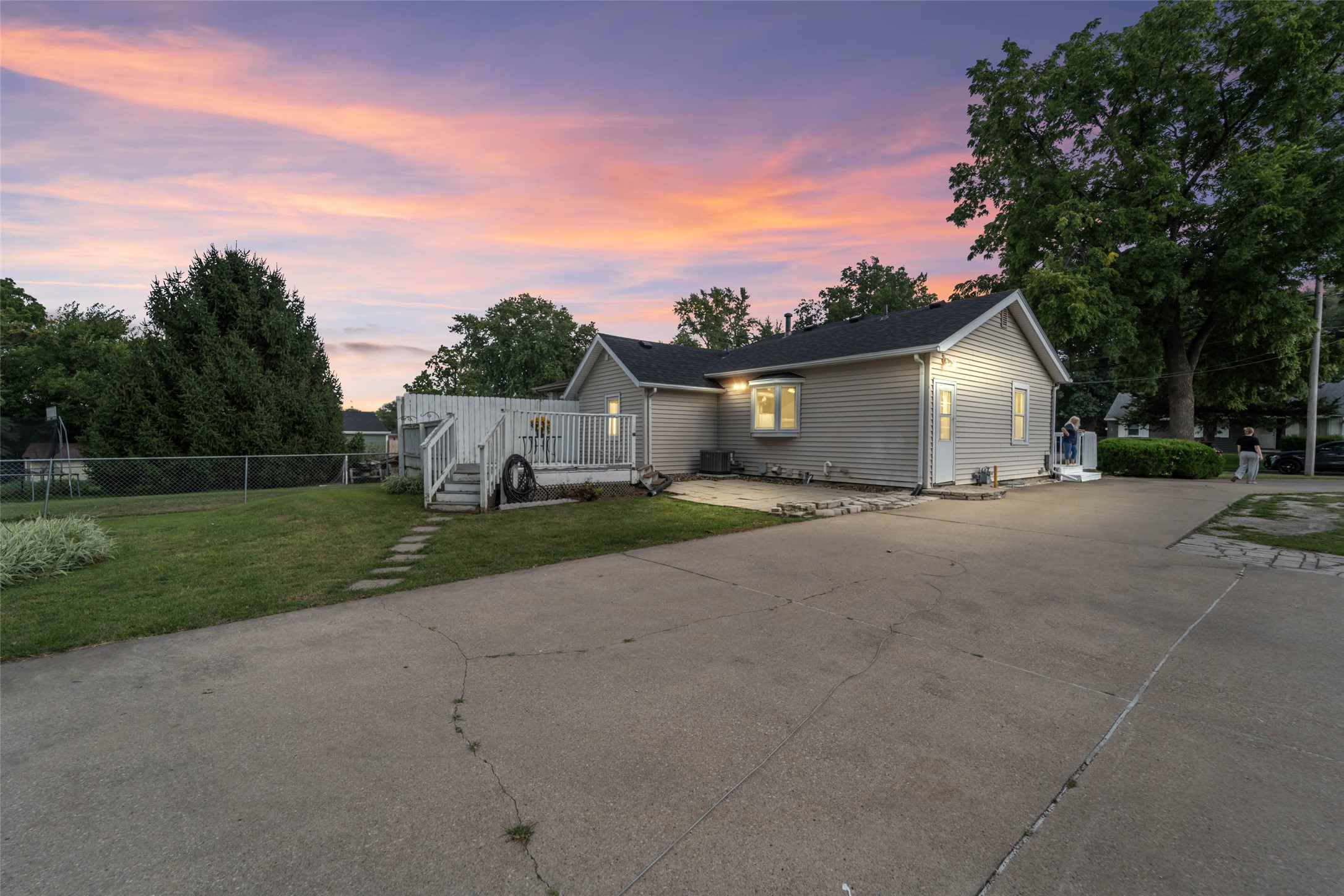 320 E Diehl Avenue
