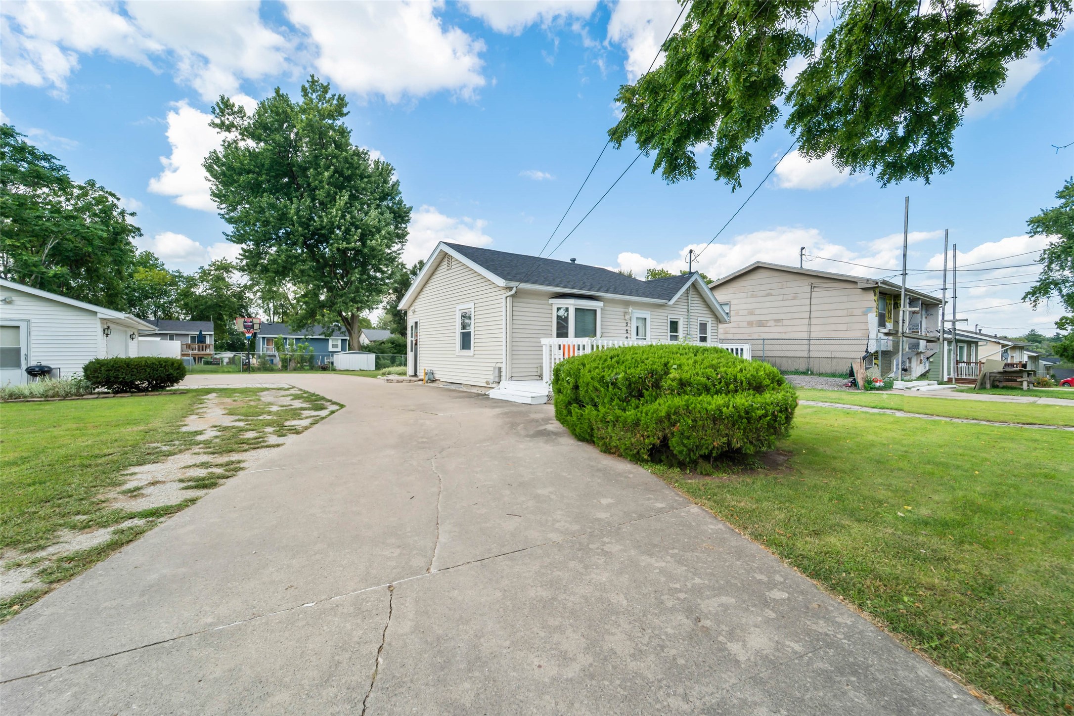 320 E Diehl Avenue
