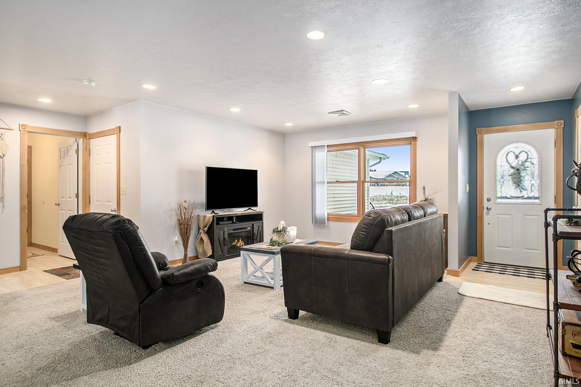 705 E Country Lane