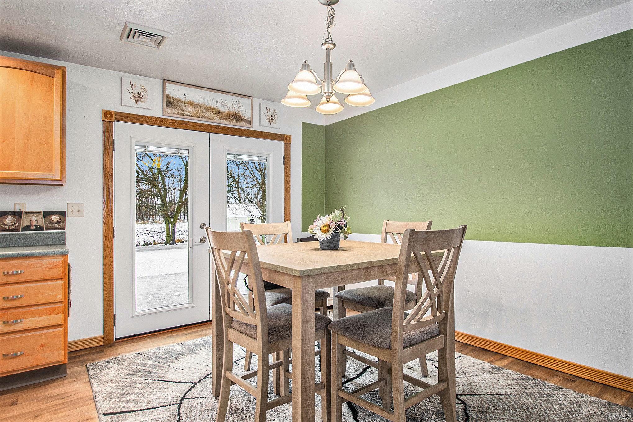 705 E Country Lane