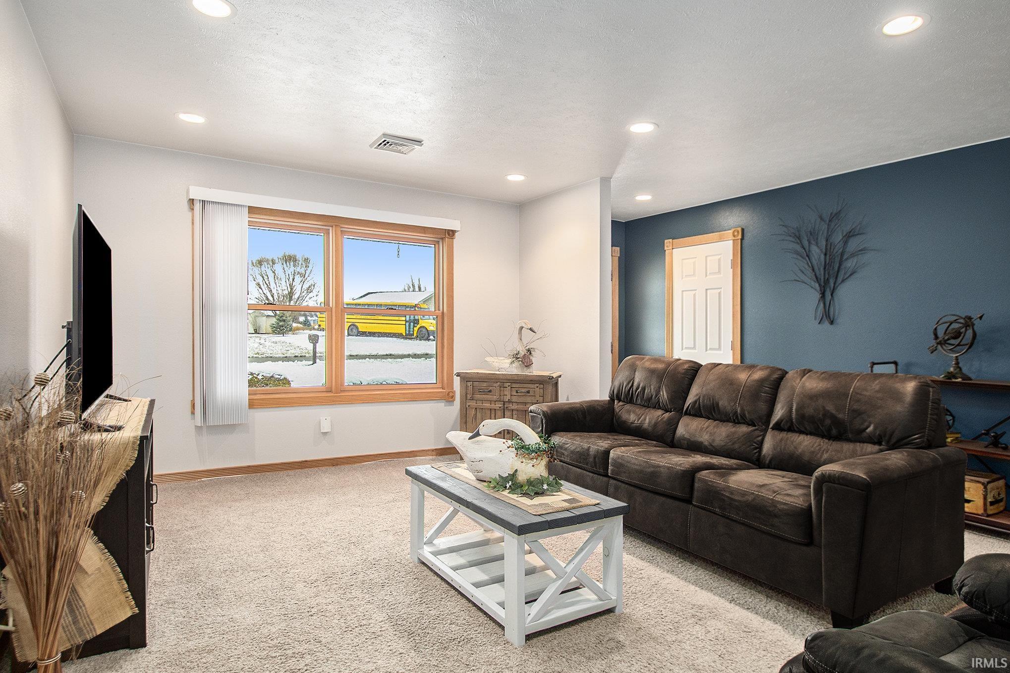 705 E Country Lane