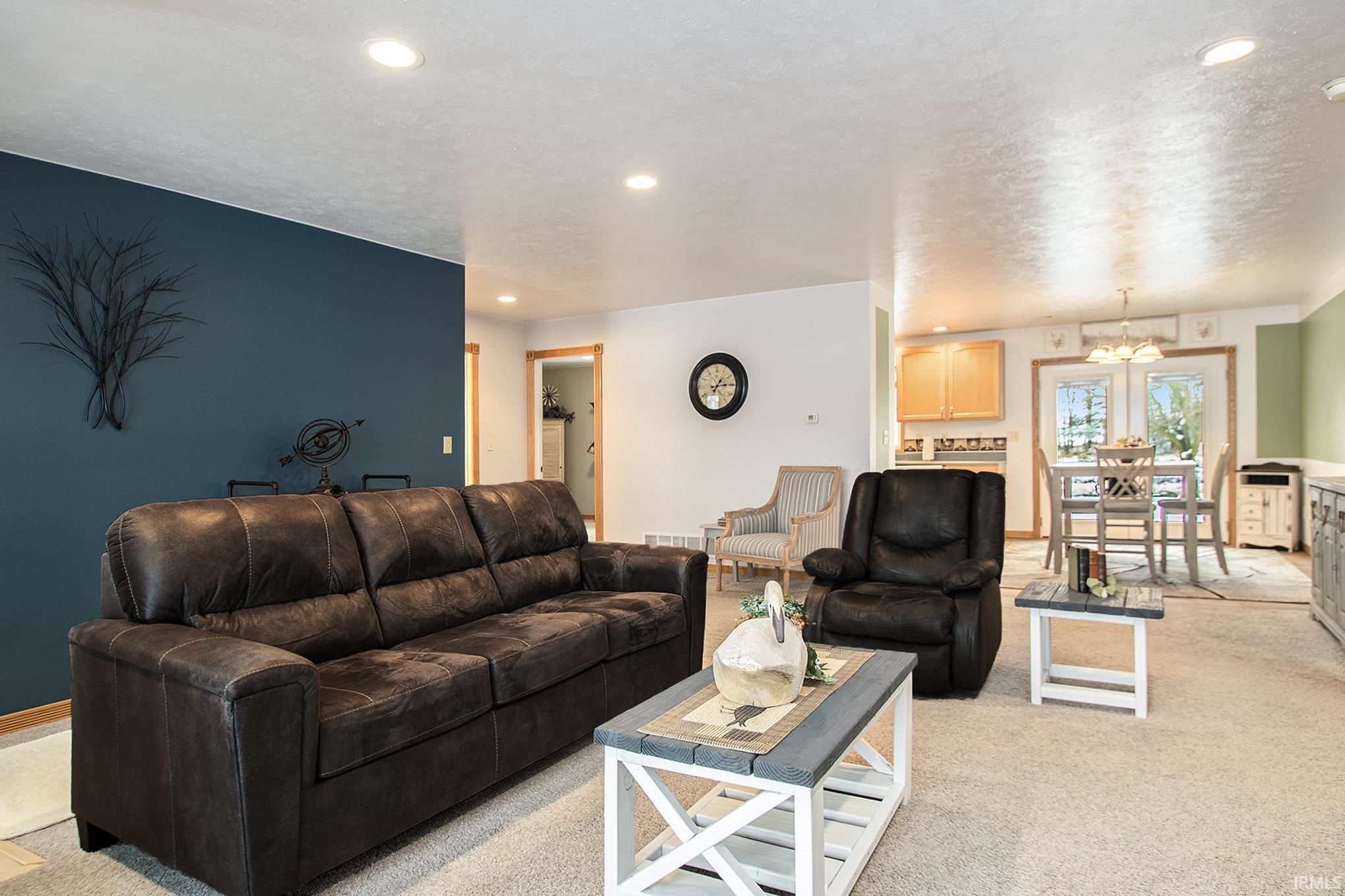 705 E Country Lane