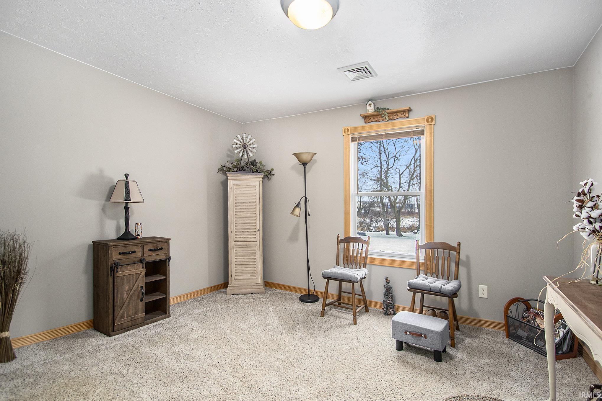 705 E Country Lane