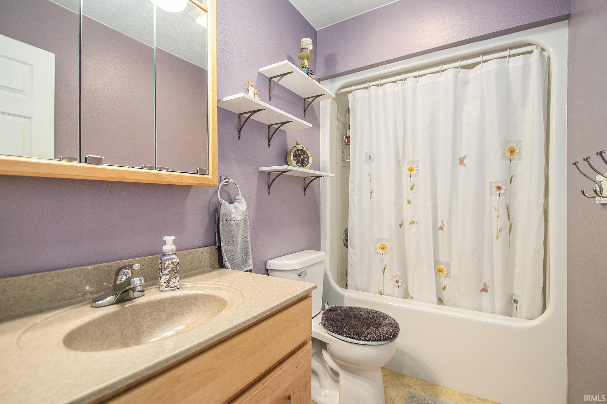 705 E Country Lane