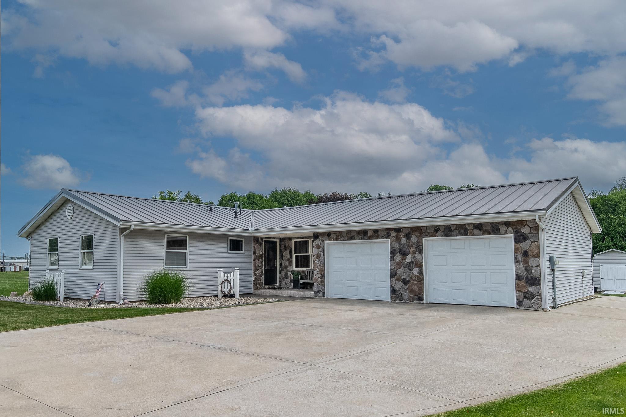906 N Townline Rd