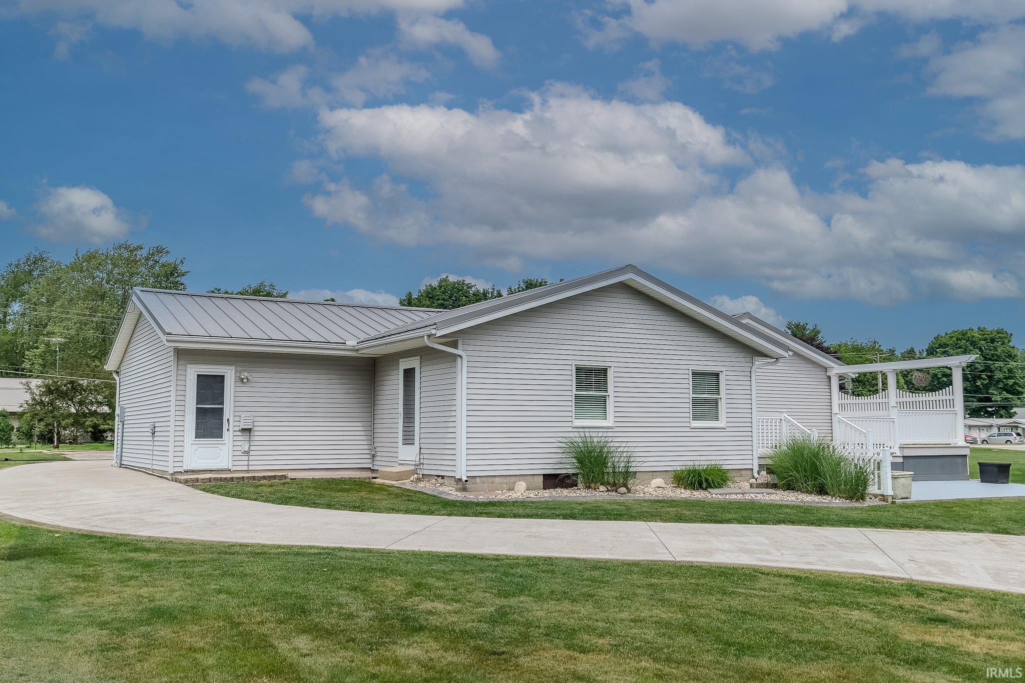 906 N Townline Rd