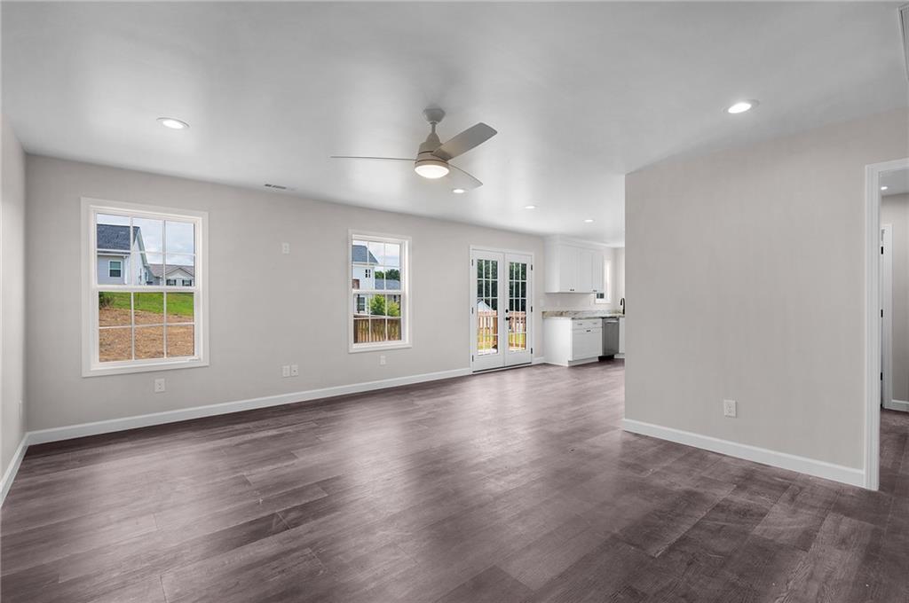 373 Lakecrest Circle SW