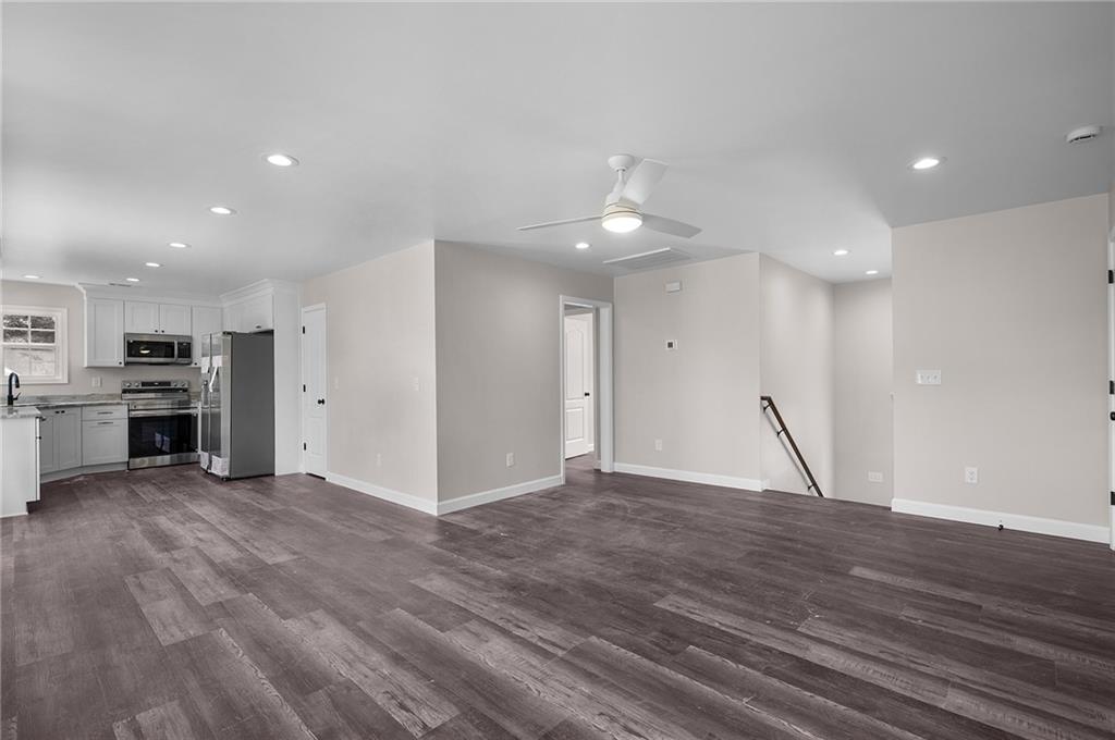 373 Lakecrest Circle SW