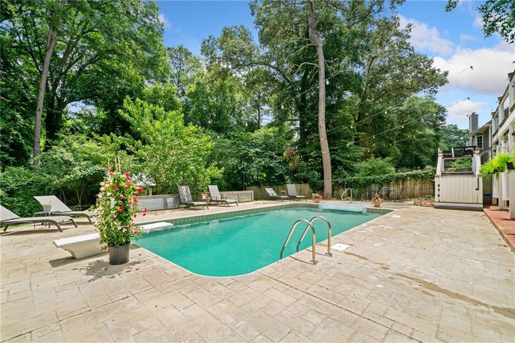 23 Meadowbridge Drive SW