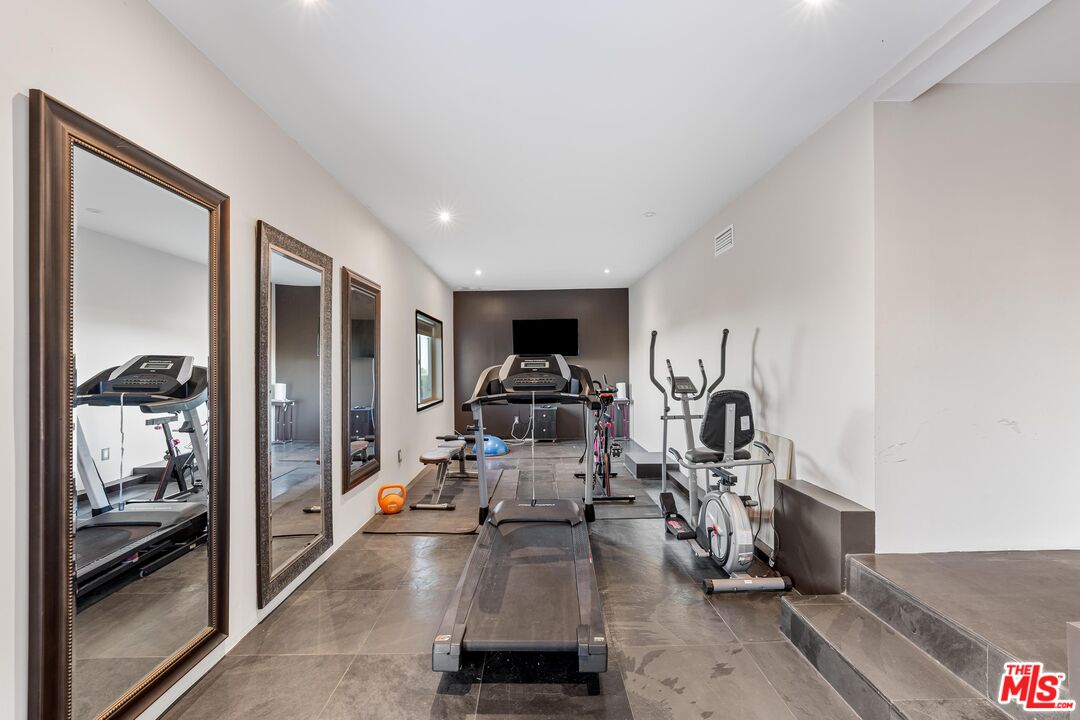 1300 Linda Flora Dr