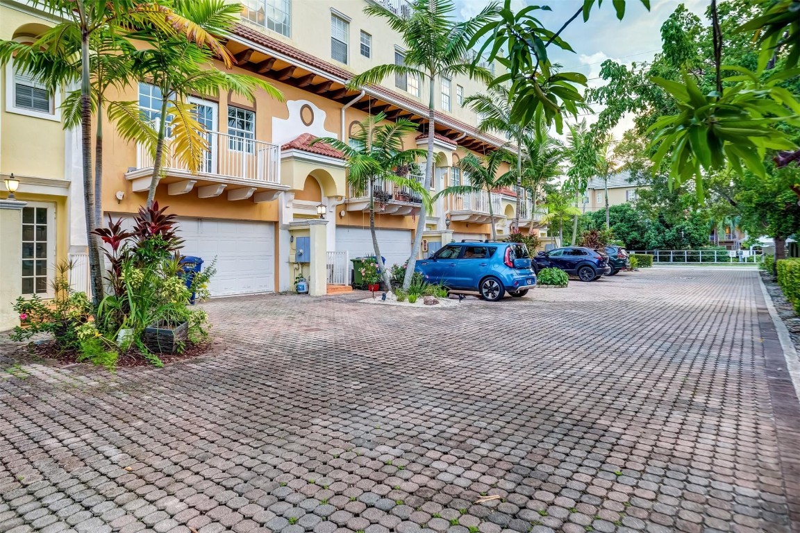 2706 NE 8th Ave 2706