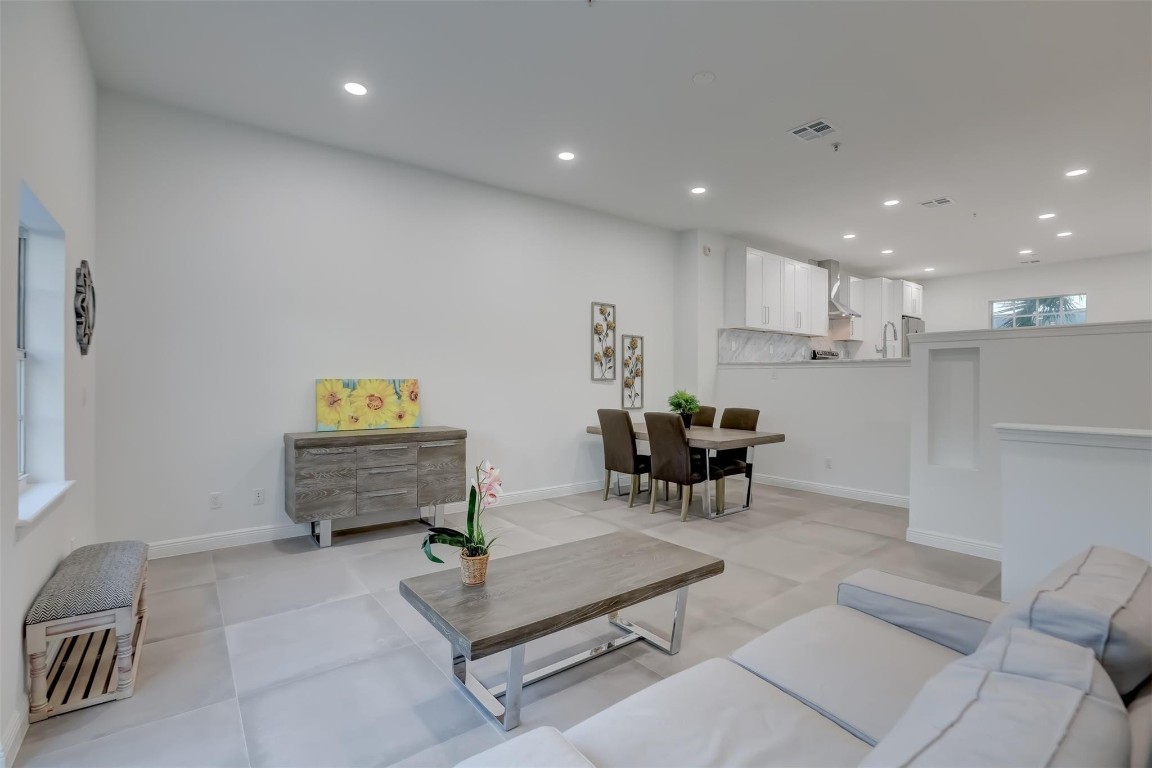 2706 NE 8th Ave 2706