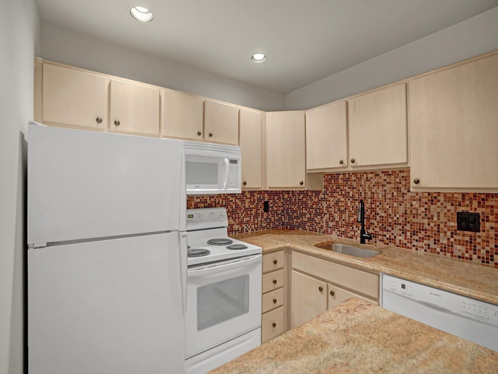 140 Cypress Club Dr 414