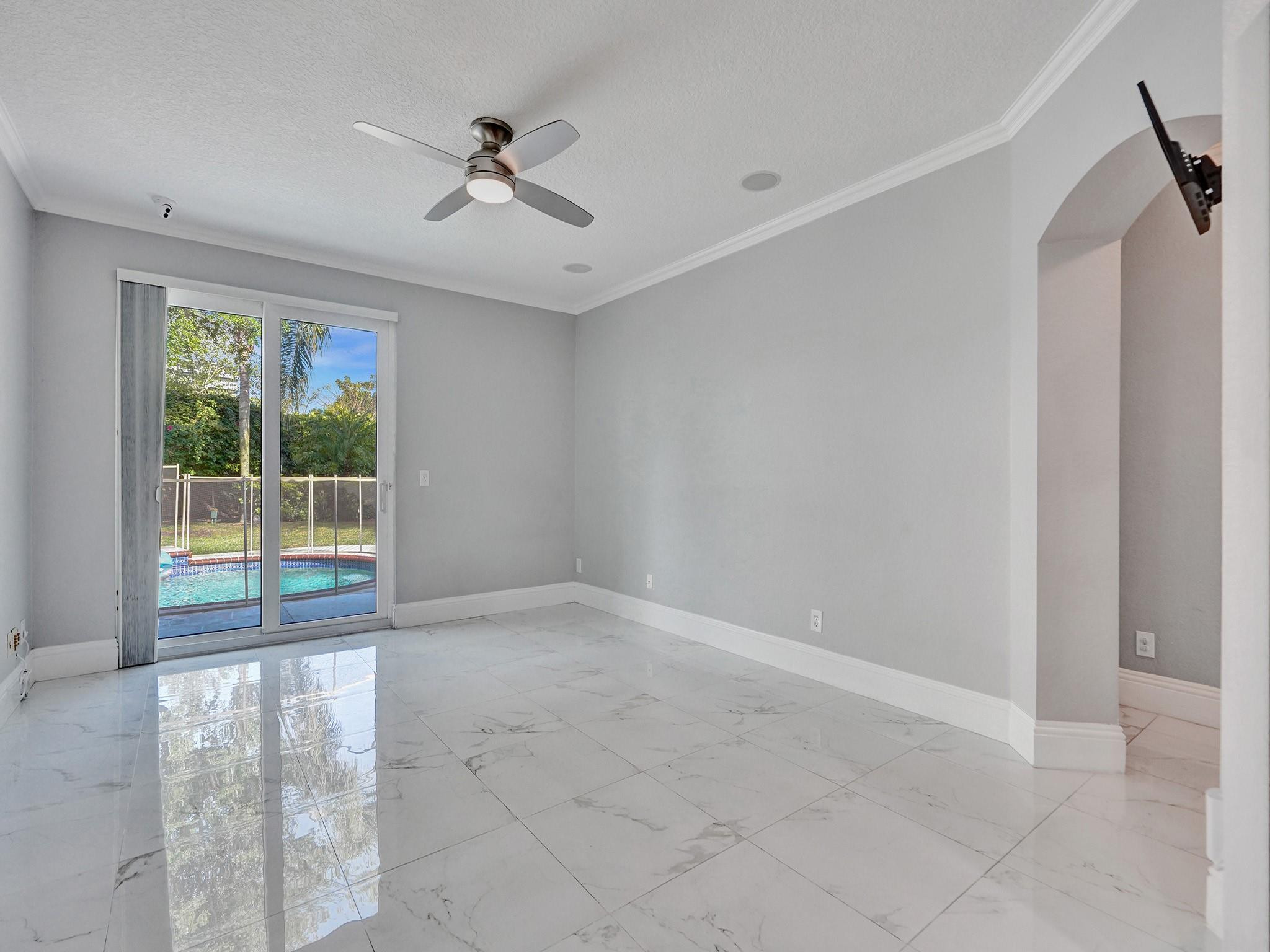 6424 Egret Ave