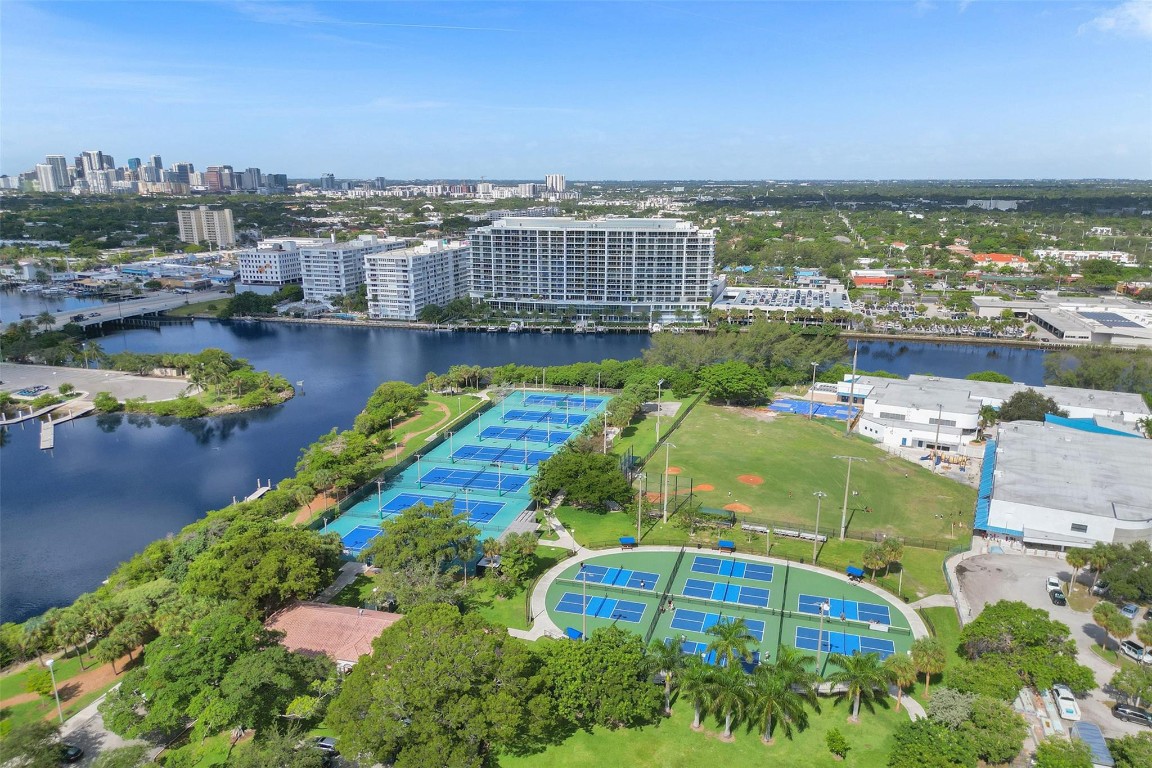 2610 Yacht Club Blvd