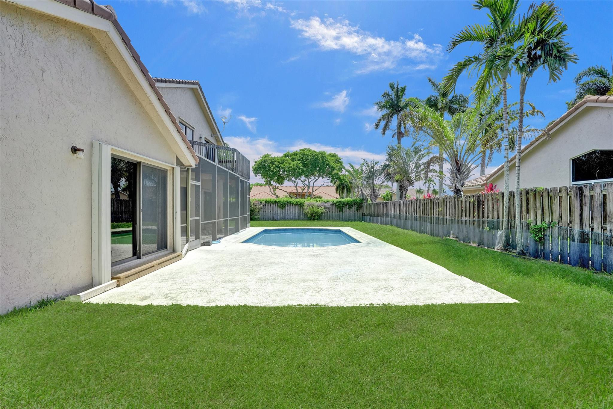 10700 NW 7TH CT