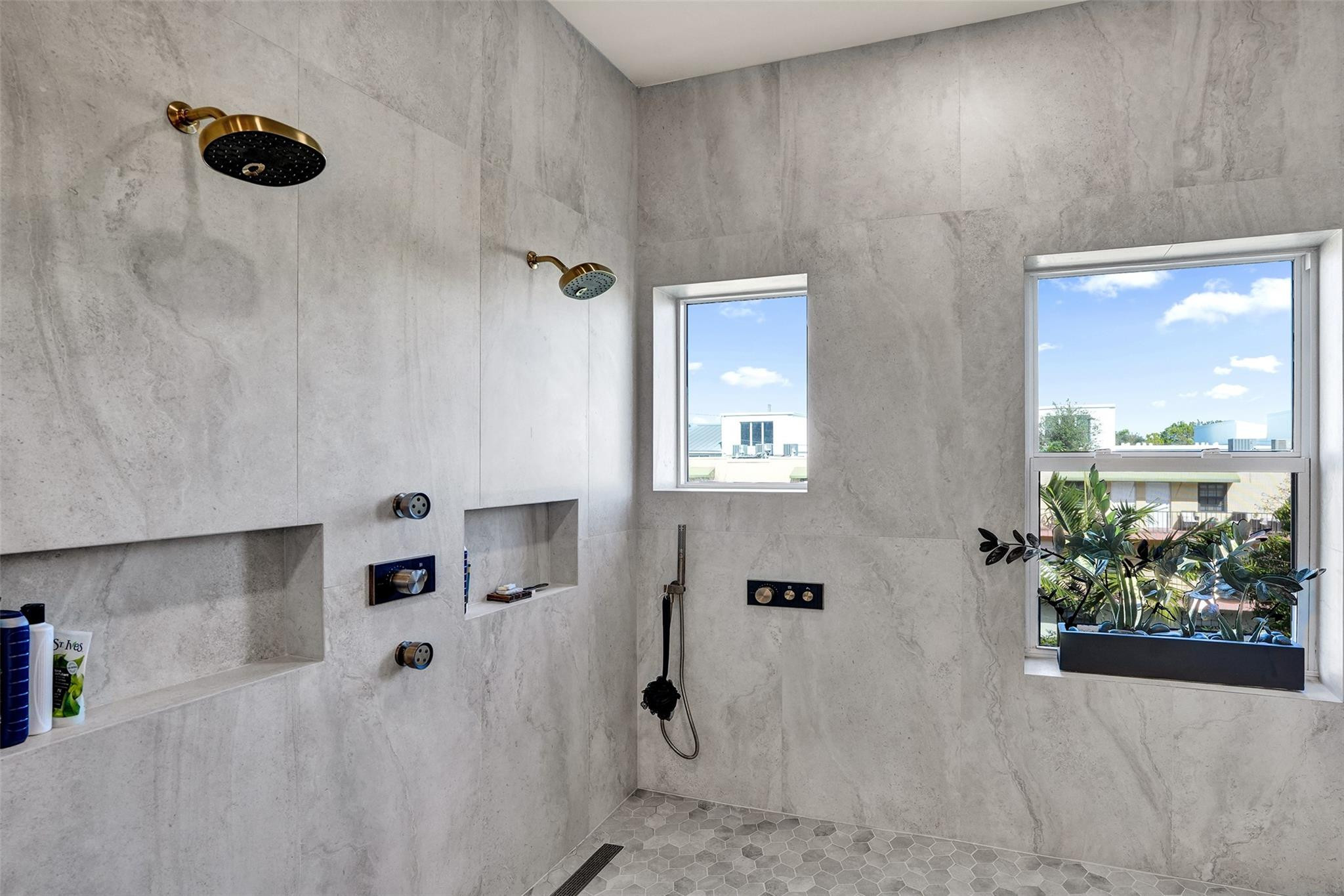 2706 NE 8th Avenue 2706