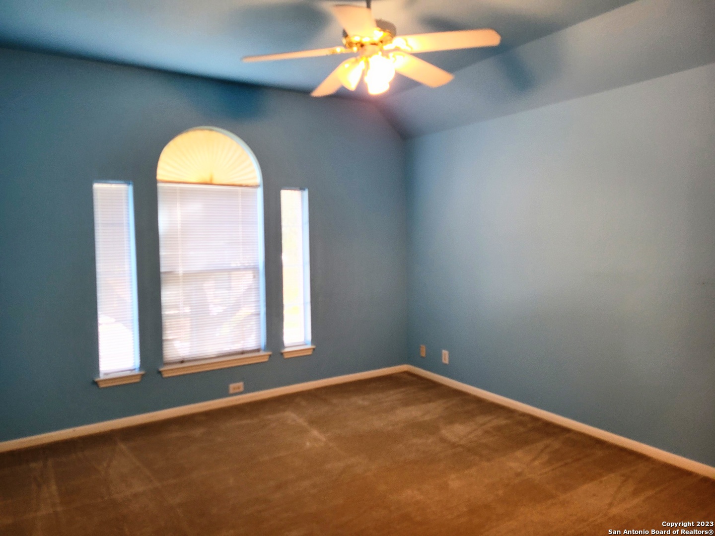 939 RIVER ROCK