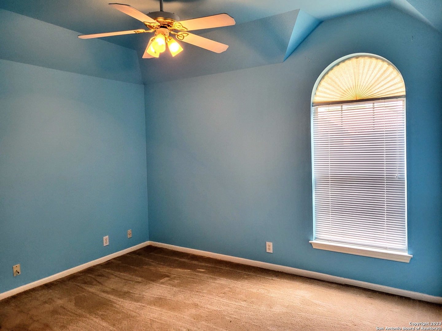 939 RIVER ROCK