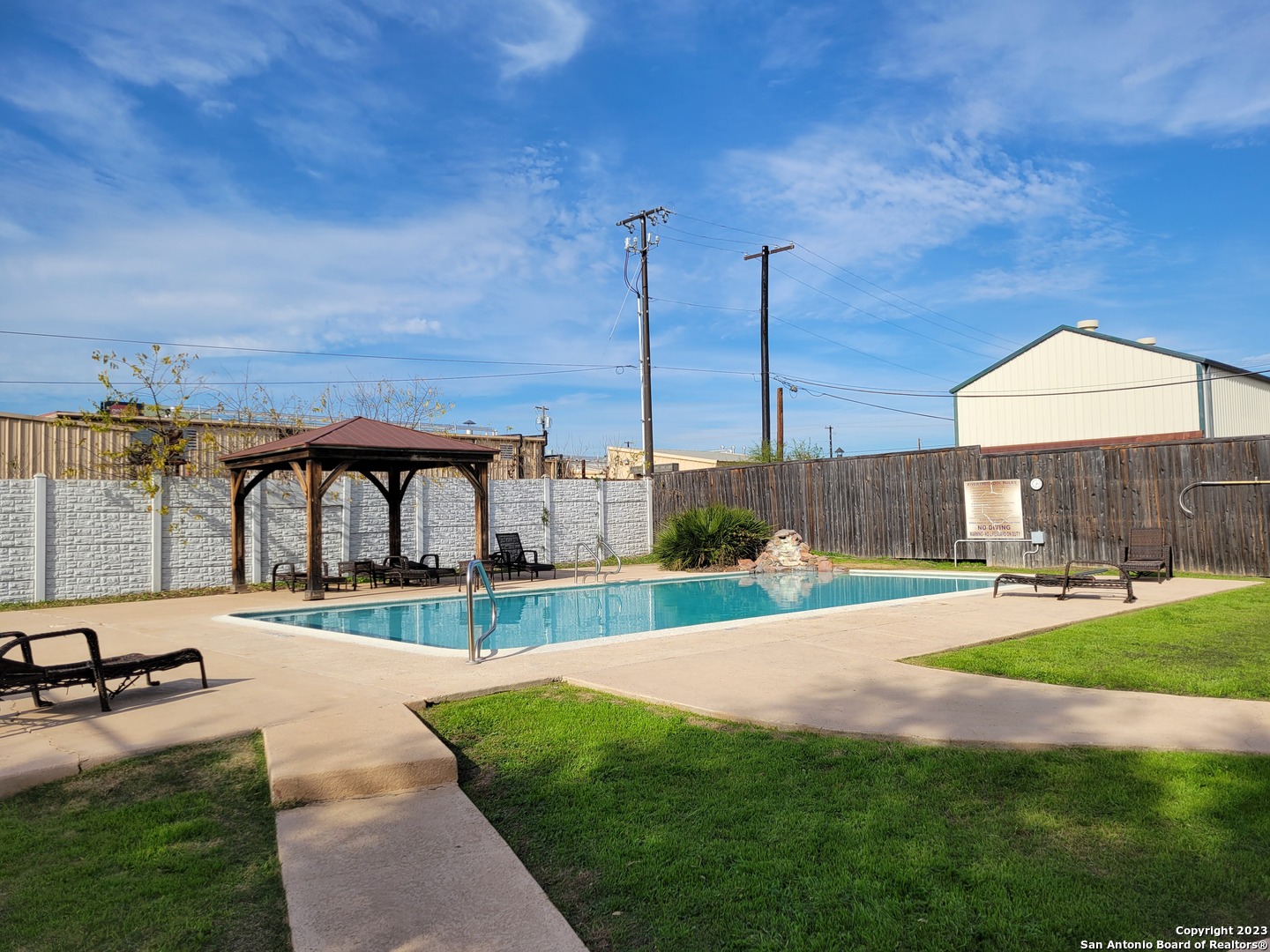 939 RIVER ROCK