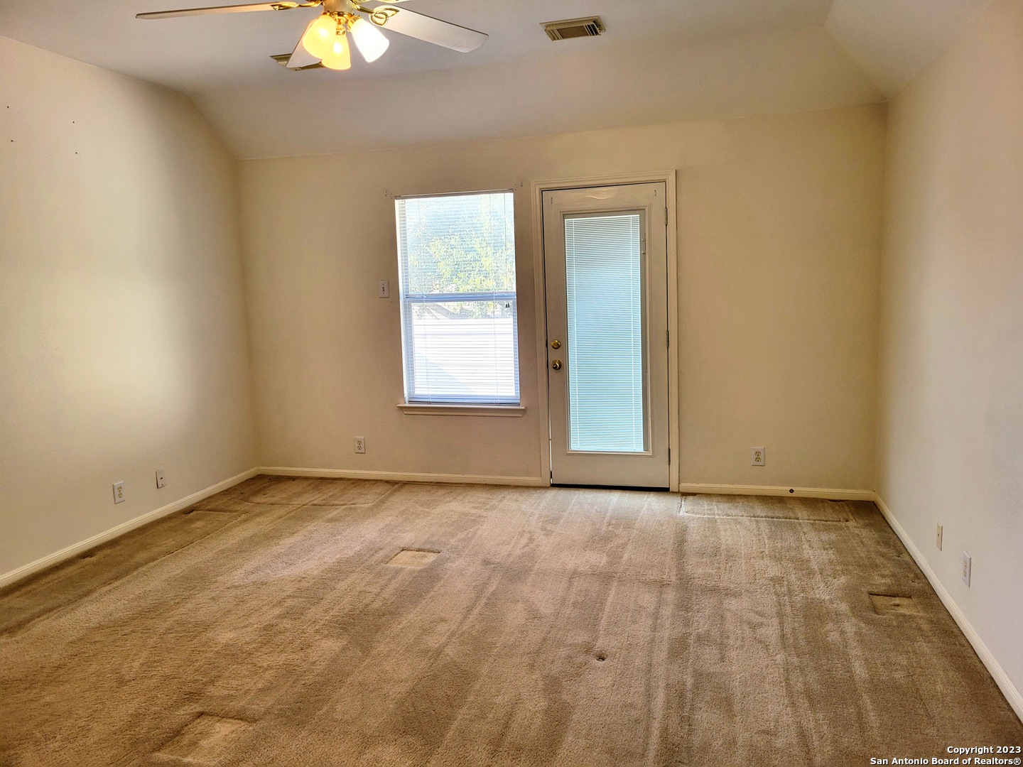 939 RIVER ROCK