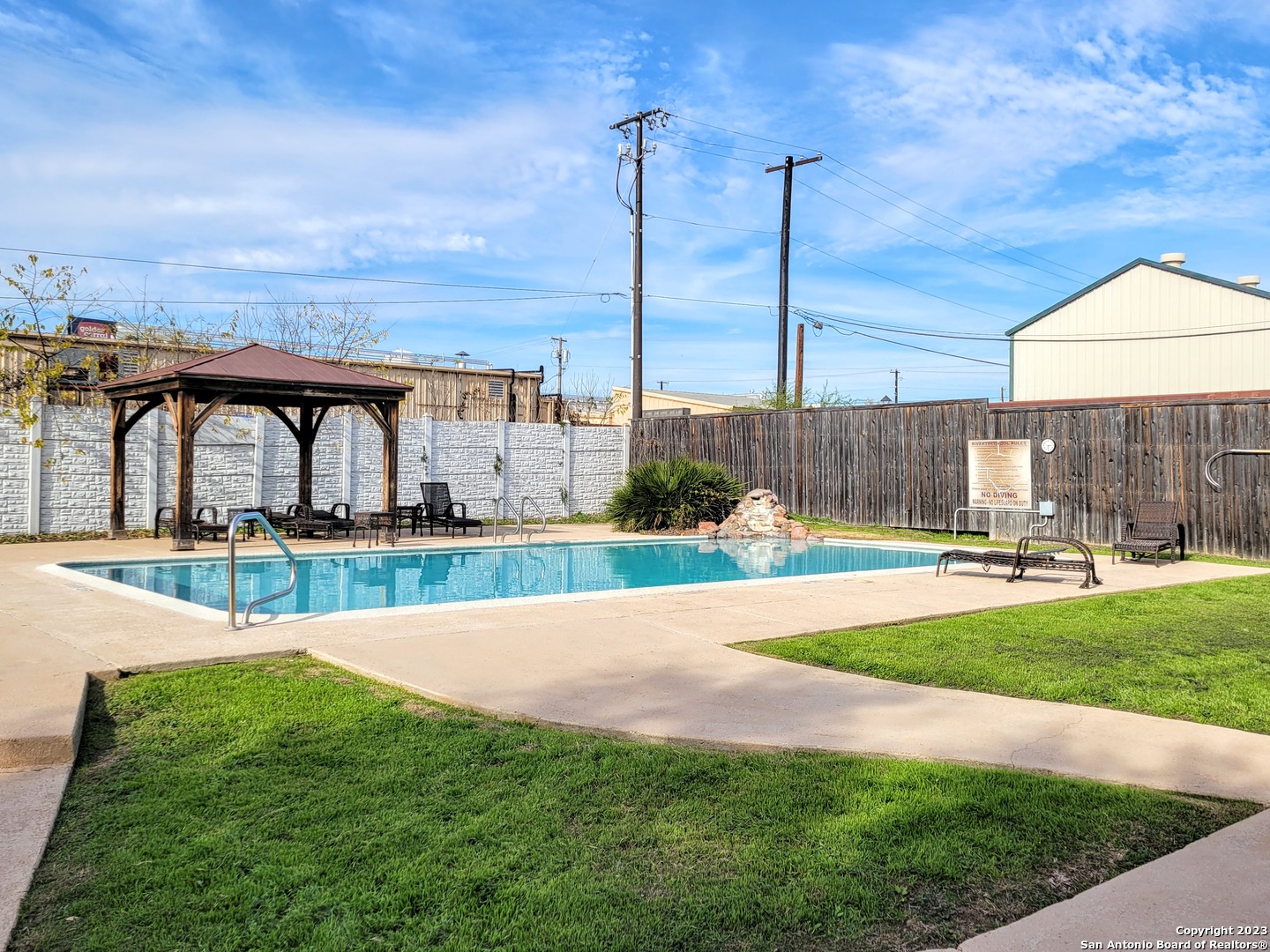 939 RIVER ROCK