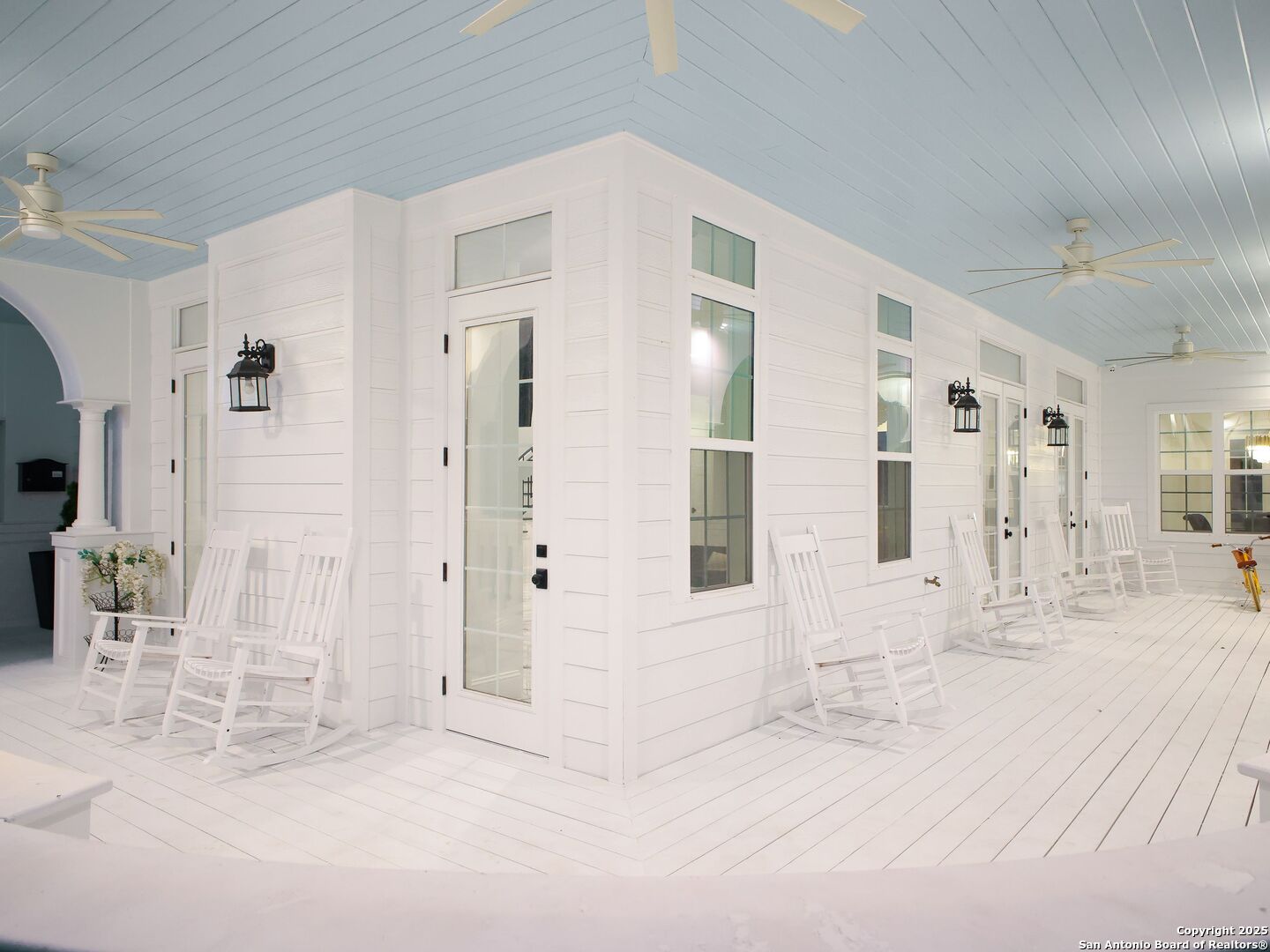 1077 W Mill