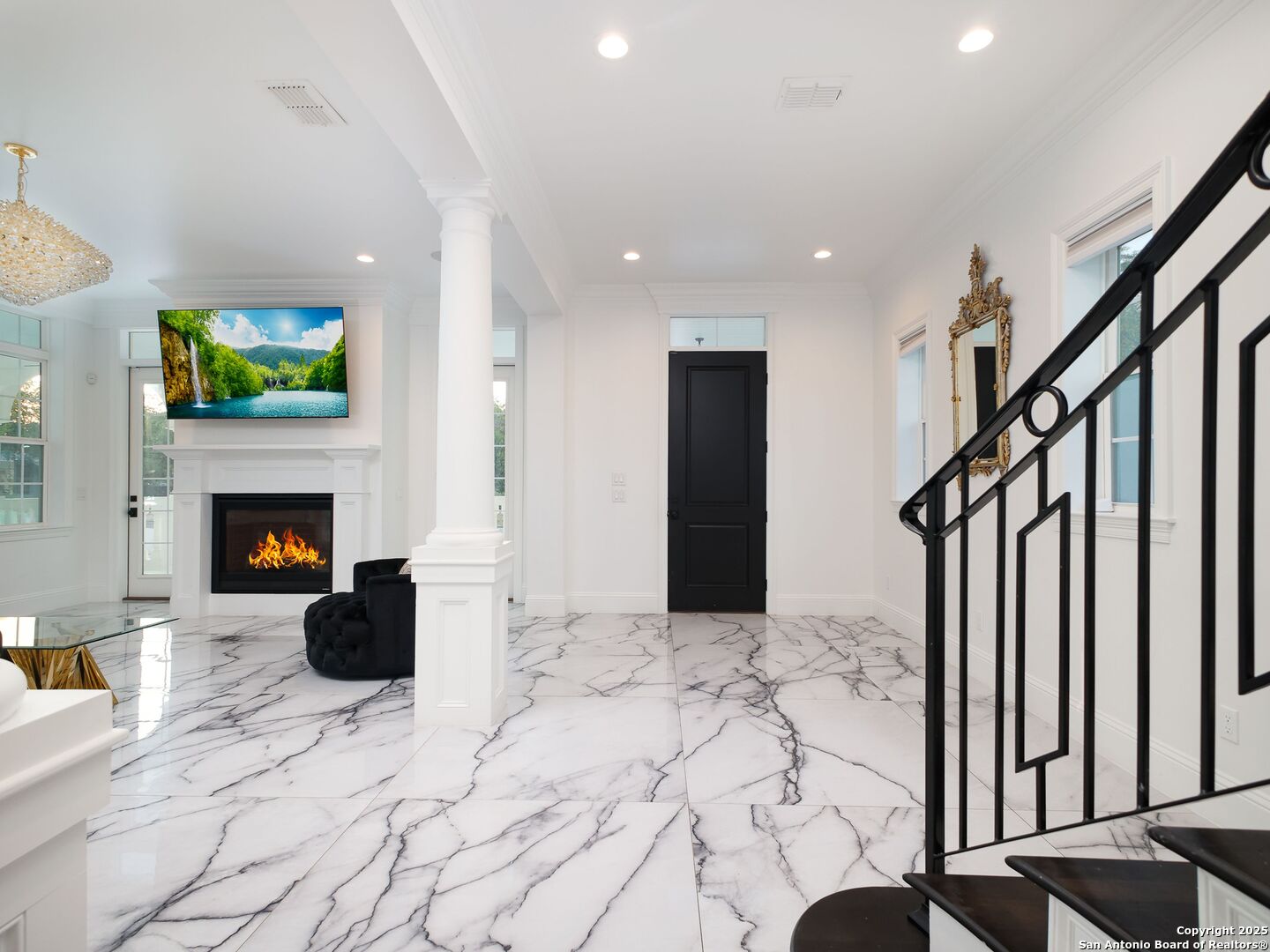1077 W Mill