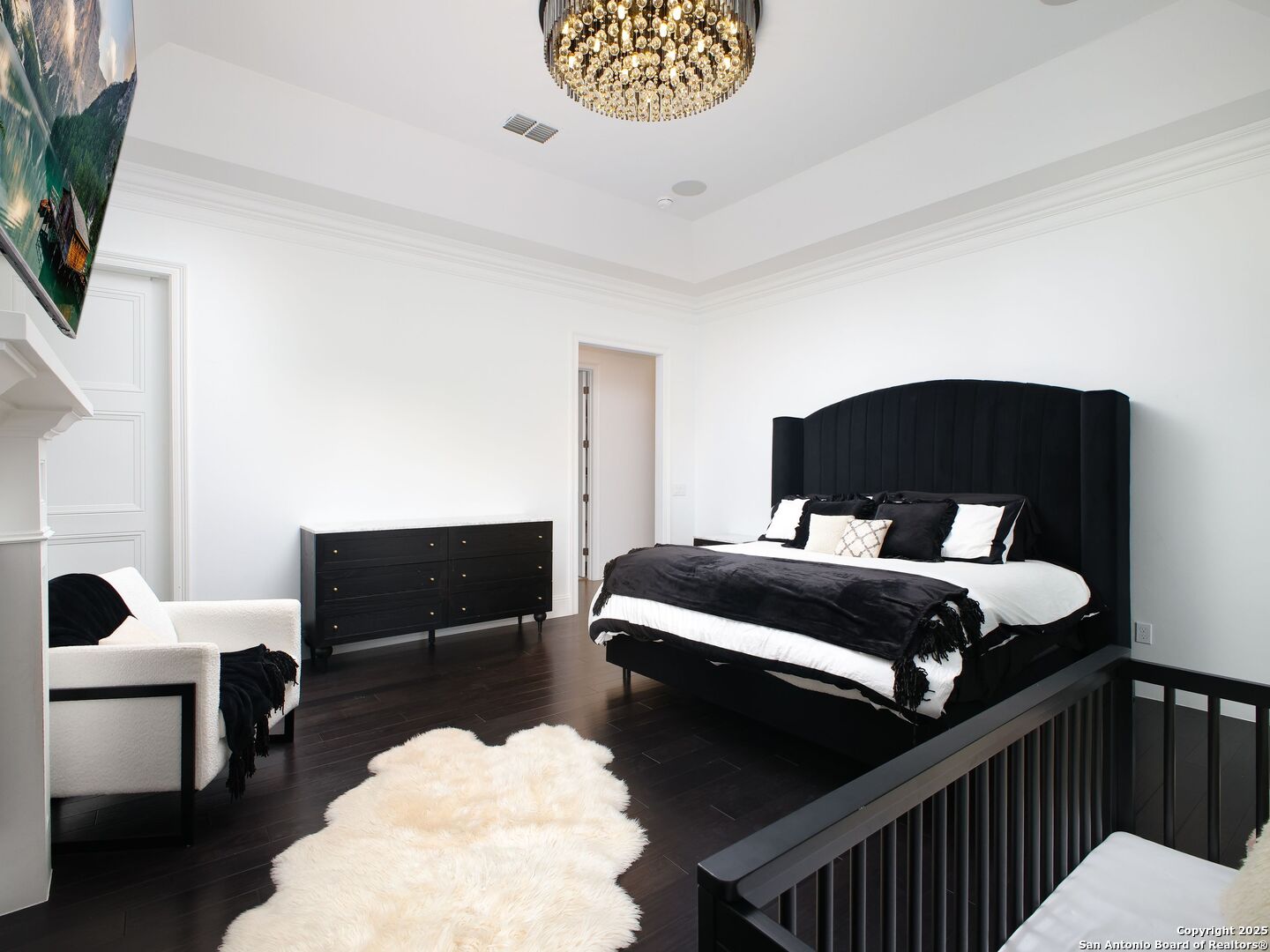 1077 W Mill