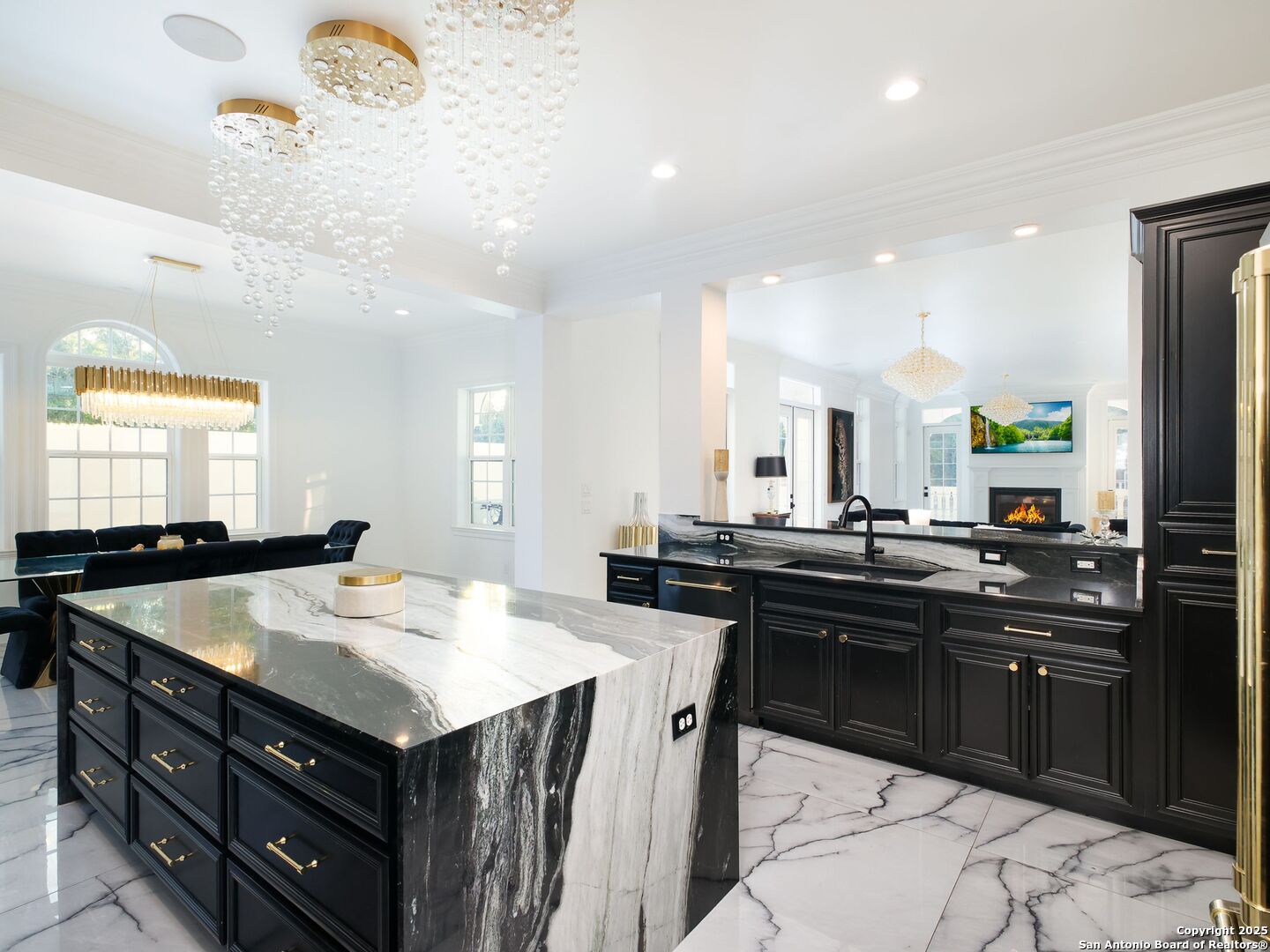 1077 W Mill