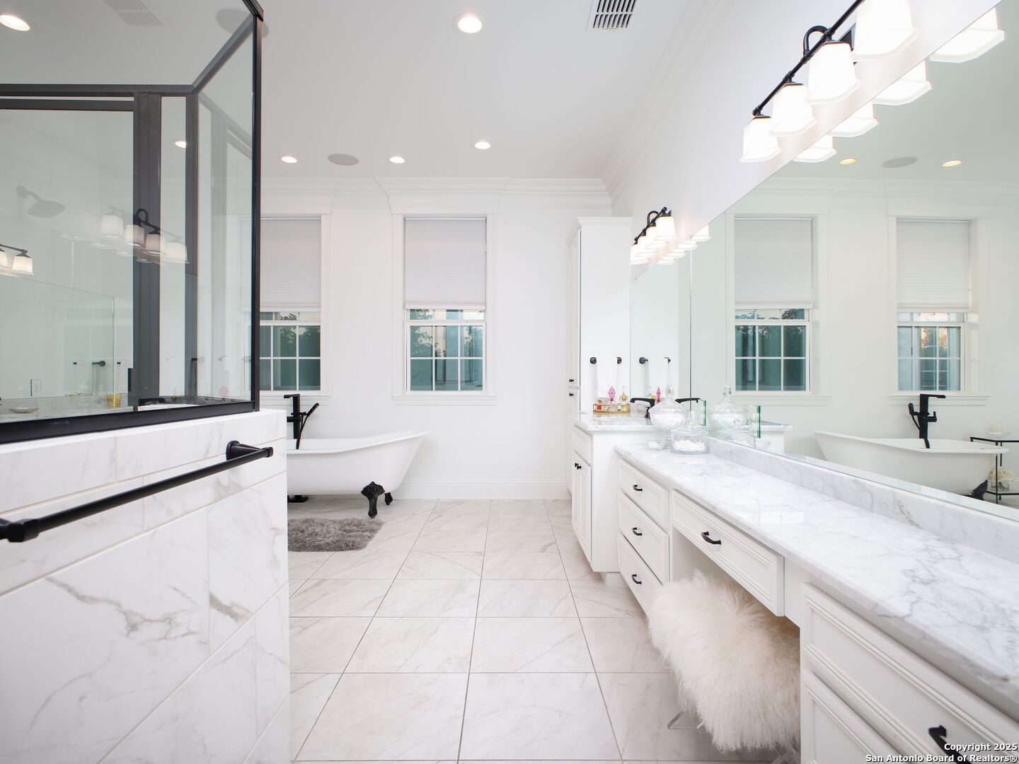 1077 W Mill